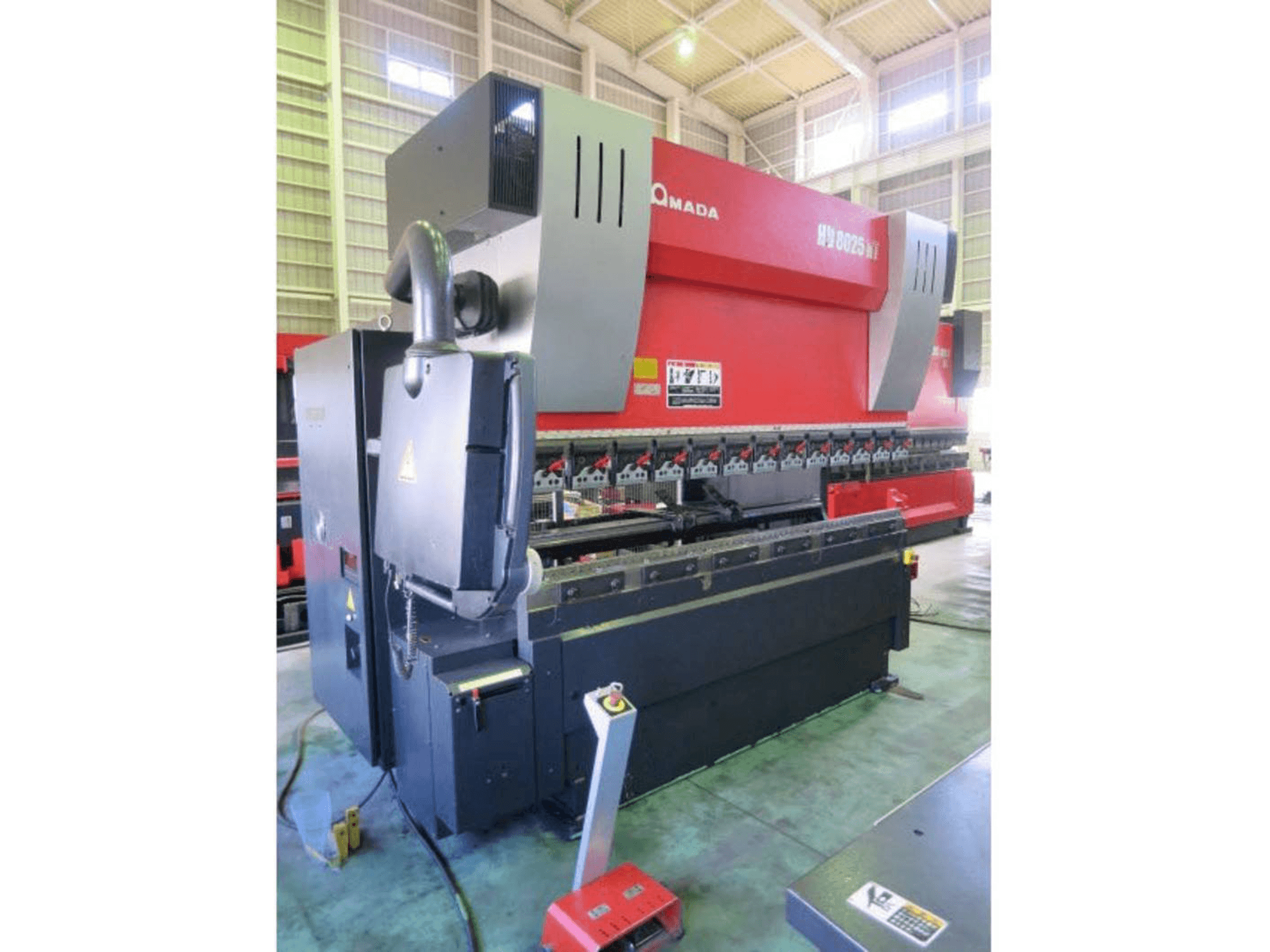 Makine AMADA HD 8025NT - Sol taraftaki görüntü