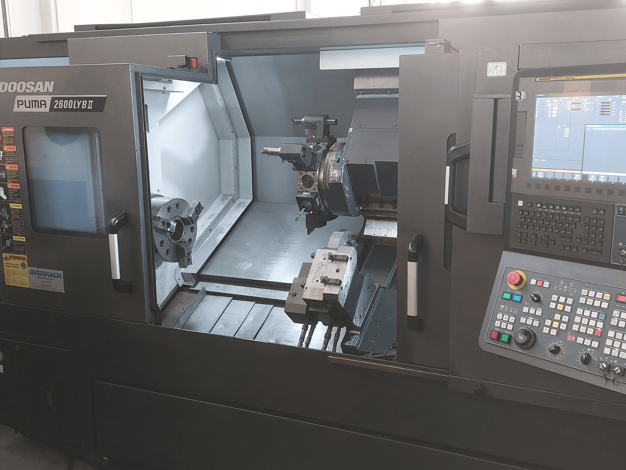 DOOSAN Puma 2600 LYB II Yatay Torna Tezgahı önden görünümde, ayna, takım tutucu ve kontrol paneli ile iç mekanı sergiliyor.