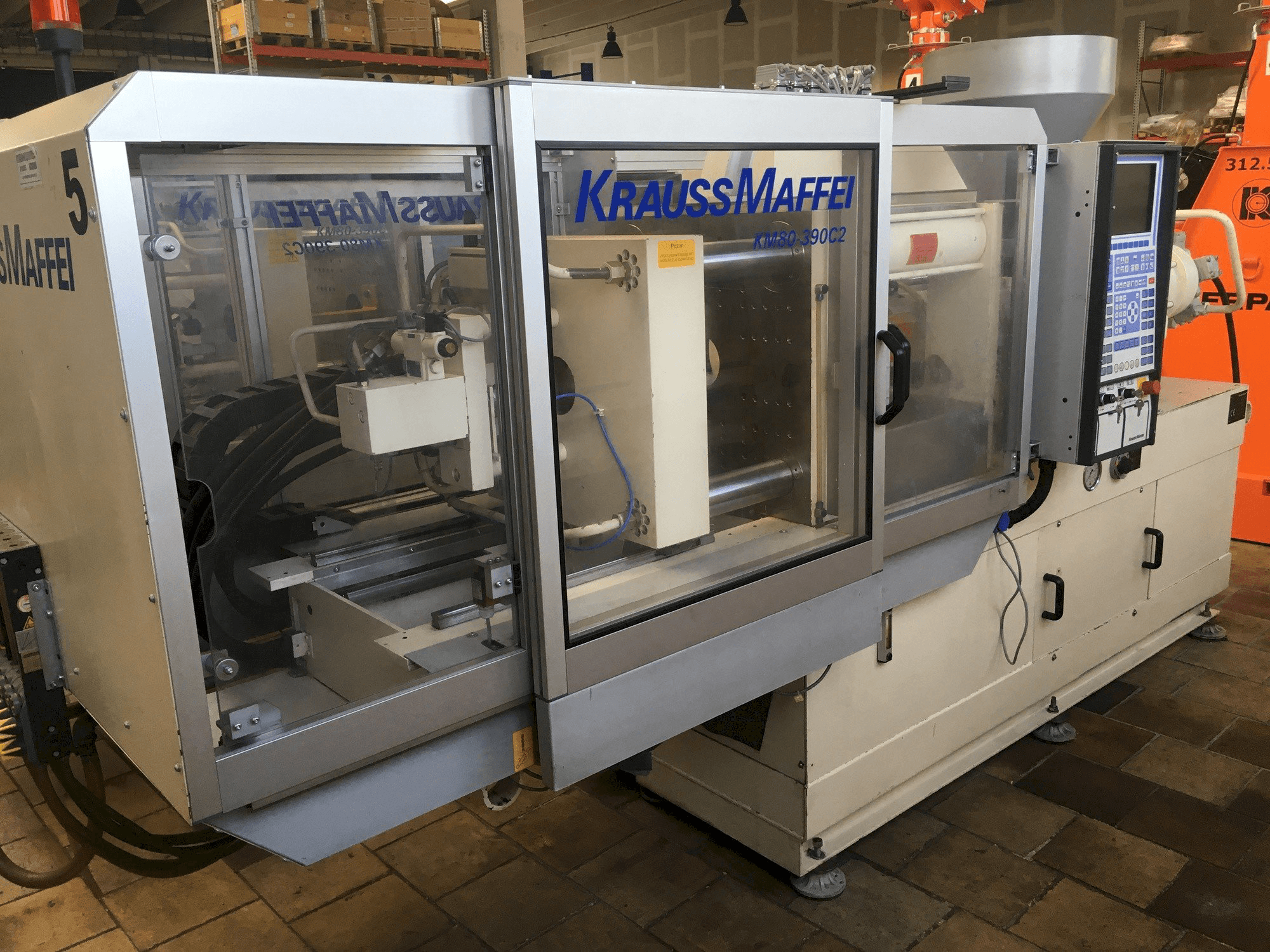 Makine Krauss Maffei 80/390 C2 - Önden görünüm