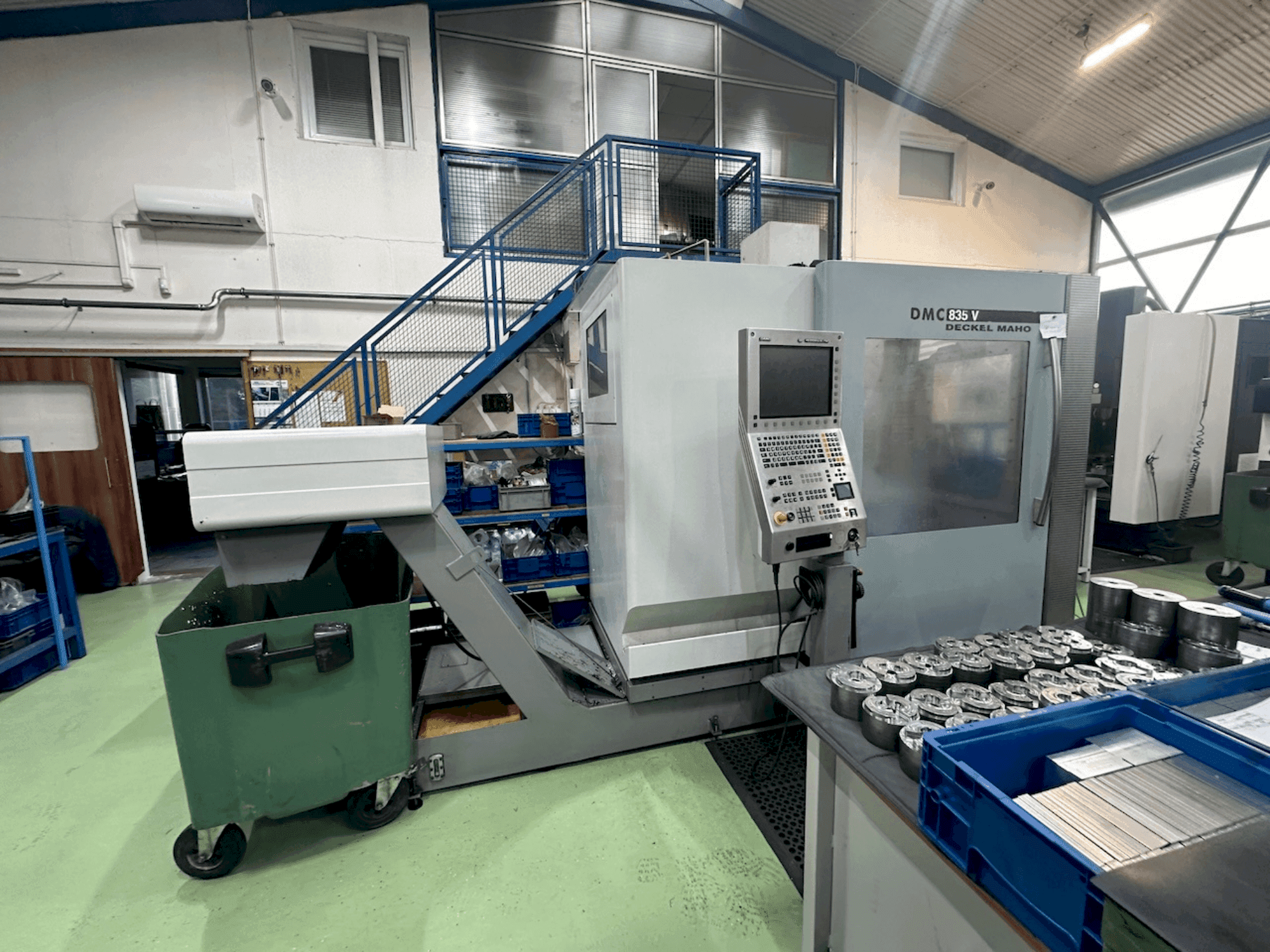 Makine DECKEL MAHO DMC 835 V - Önden görünüm