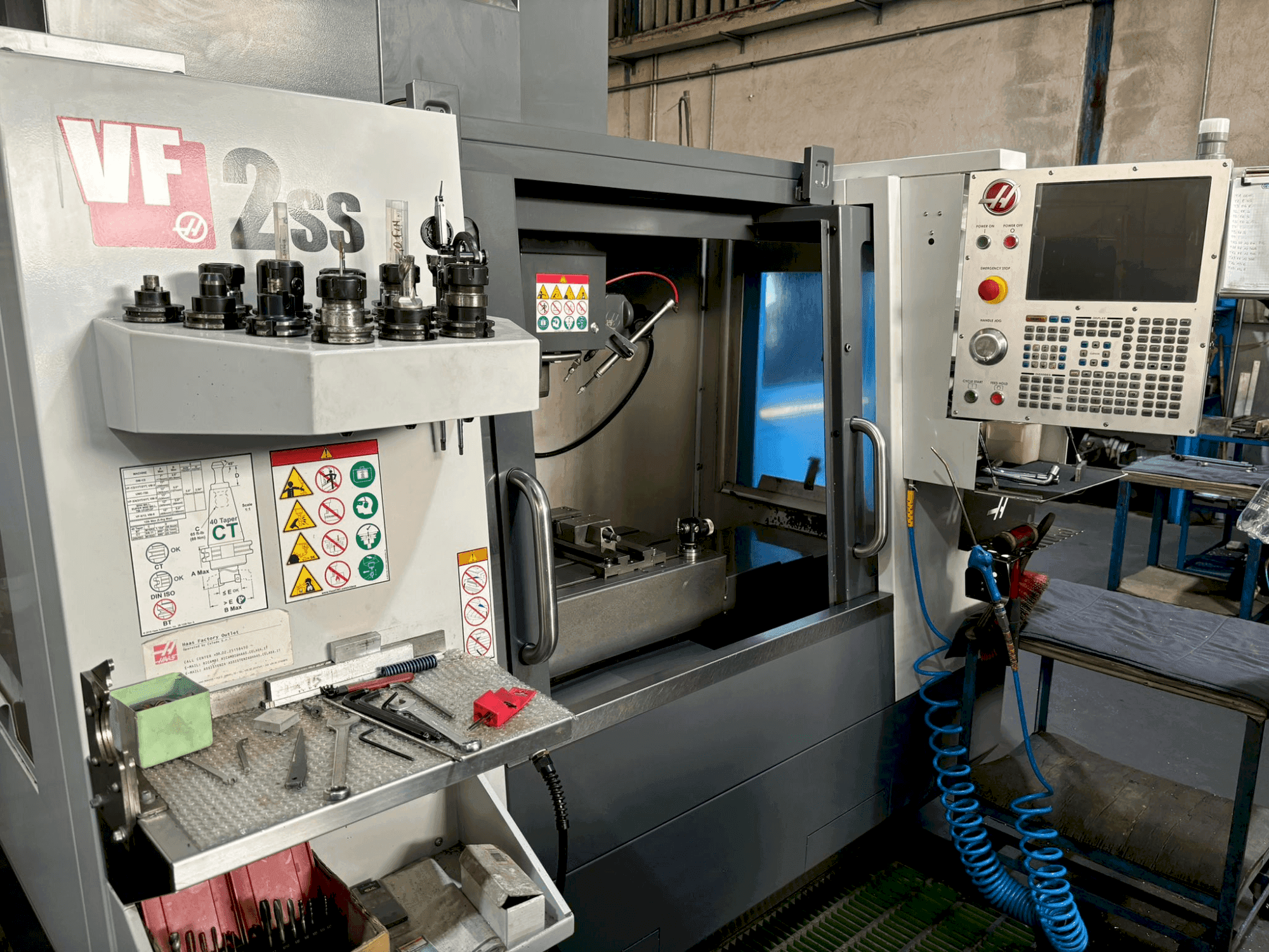 Makine HAAS VF-2SS - Önden görünüm