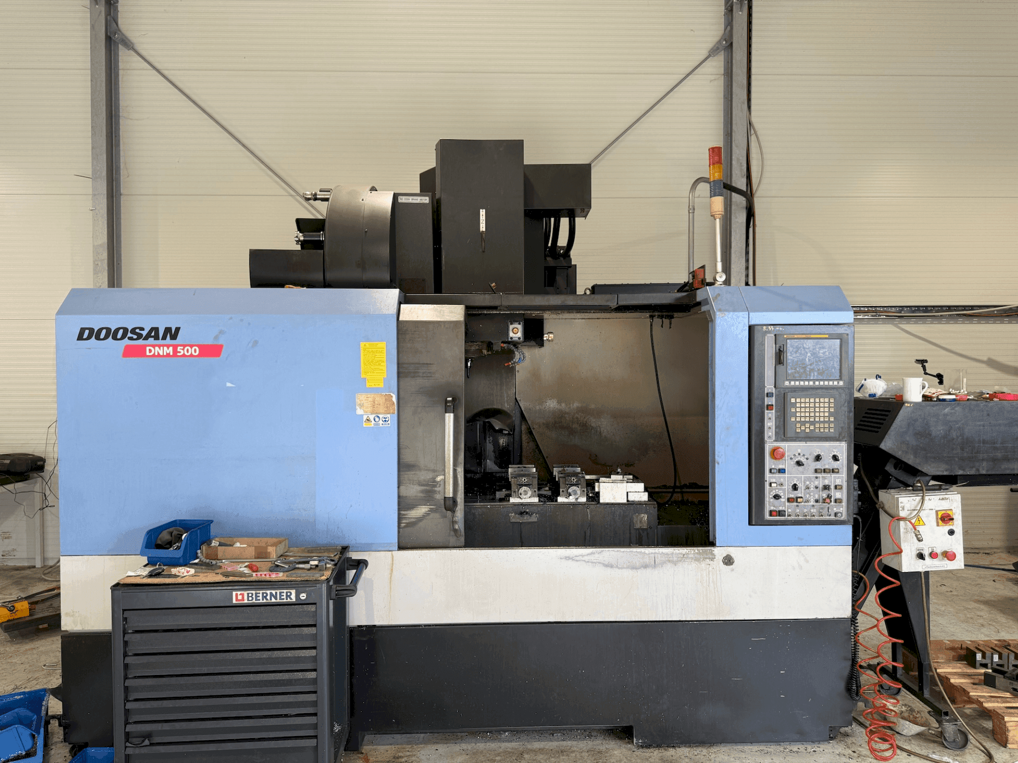 Makine DOOSAN DNM 500 - Önden görünüm