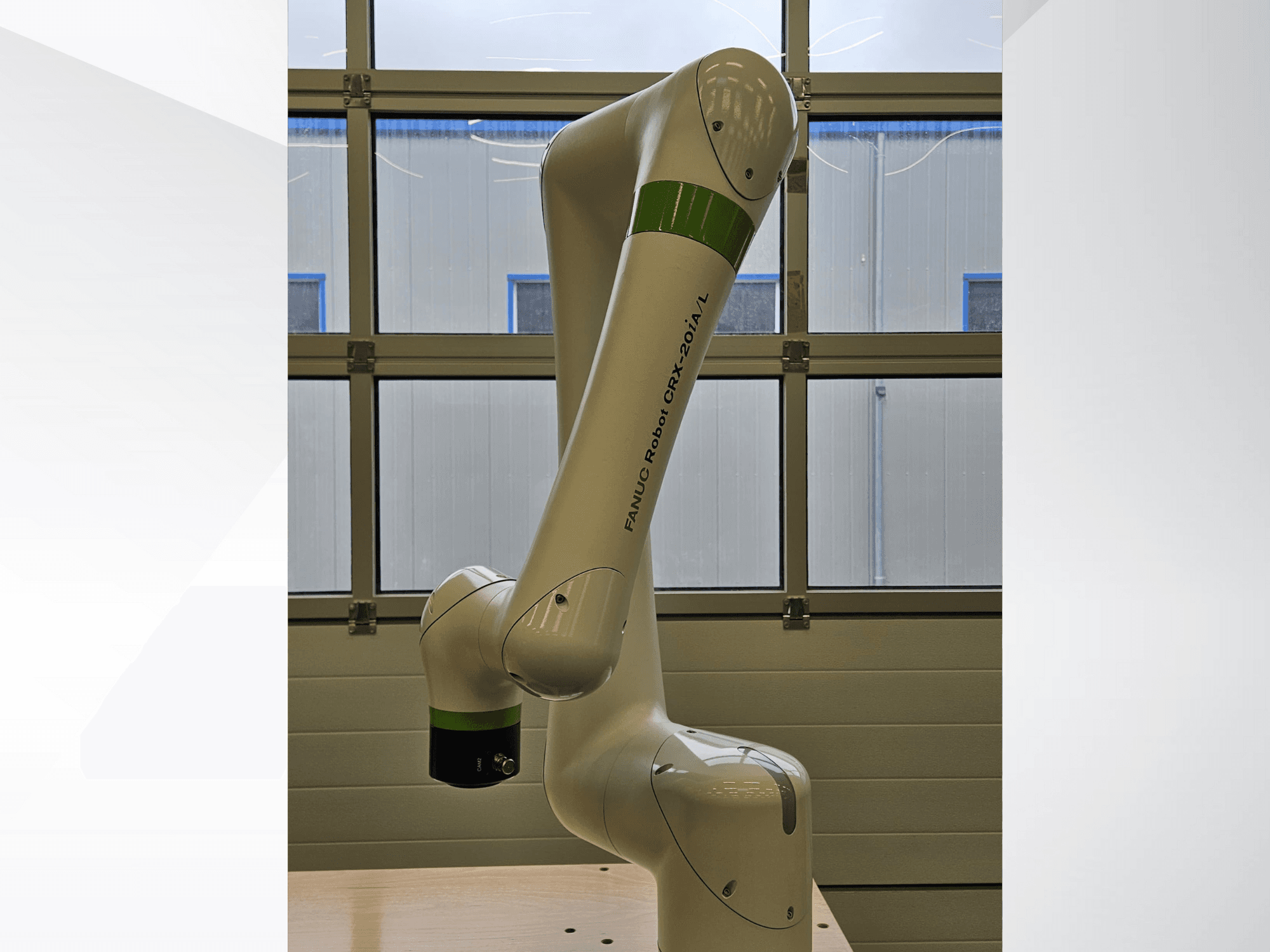FRANKA ROBOT CRX-20A/L, yandan görünüm, mafsallı kolunu ve yeşil ve siyah kavrama uç efektörünü sergiliyor.