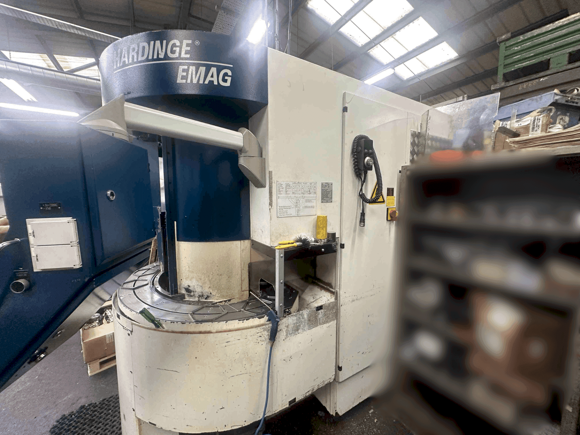 Makine Hardinge Emag VL-3 - Önden görünüm