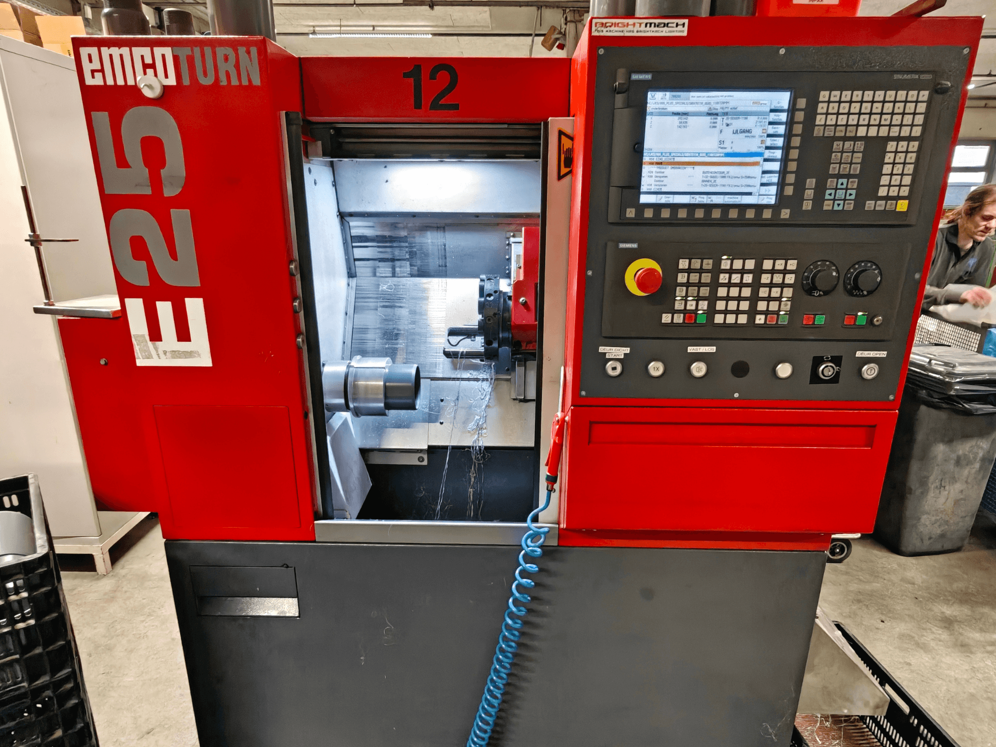 EMCO TURN E25 makinesinin önden görünümü, kontrol paneli, takım tutucu ve kesici takımın göründüğü iç alan.