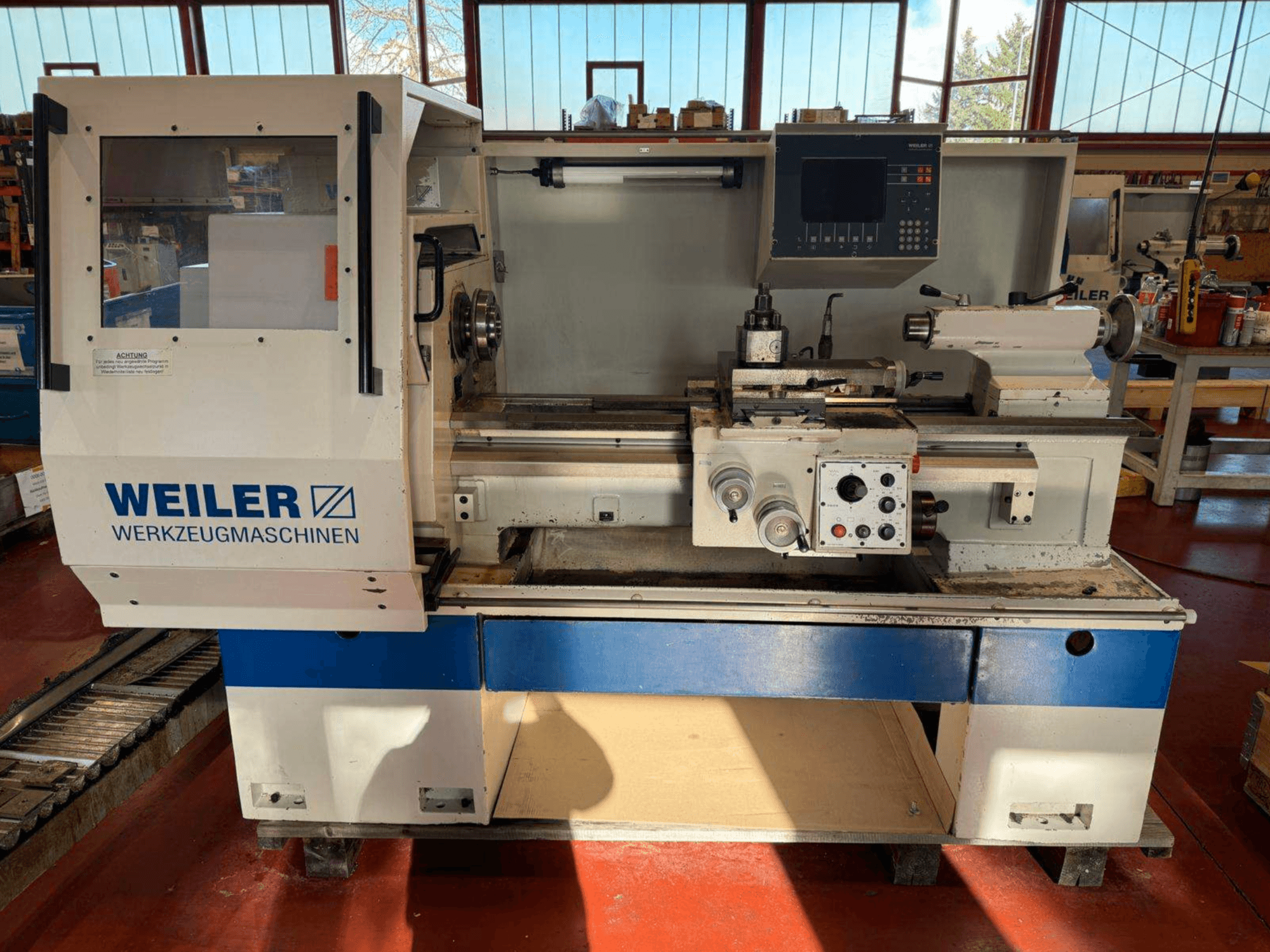 Weiler E35 yatay torna makinesinin önden görünümü, kontrol paneli ve torna bileşenleri.