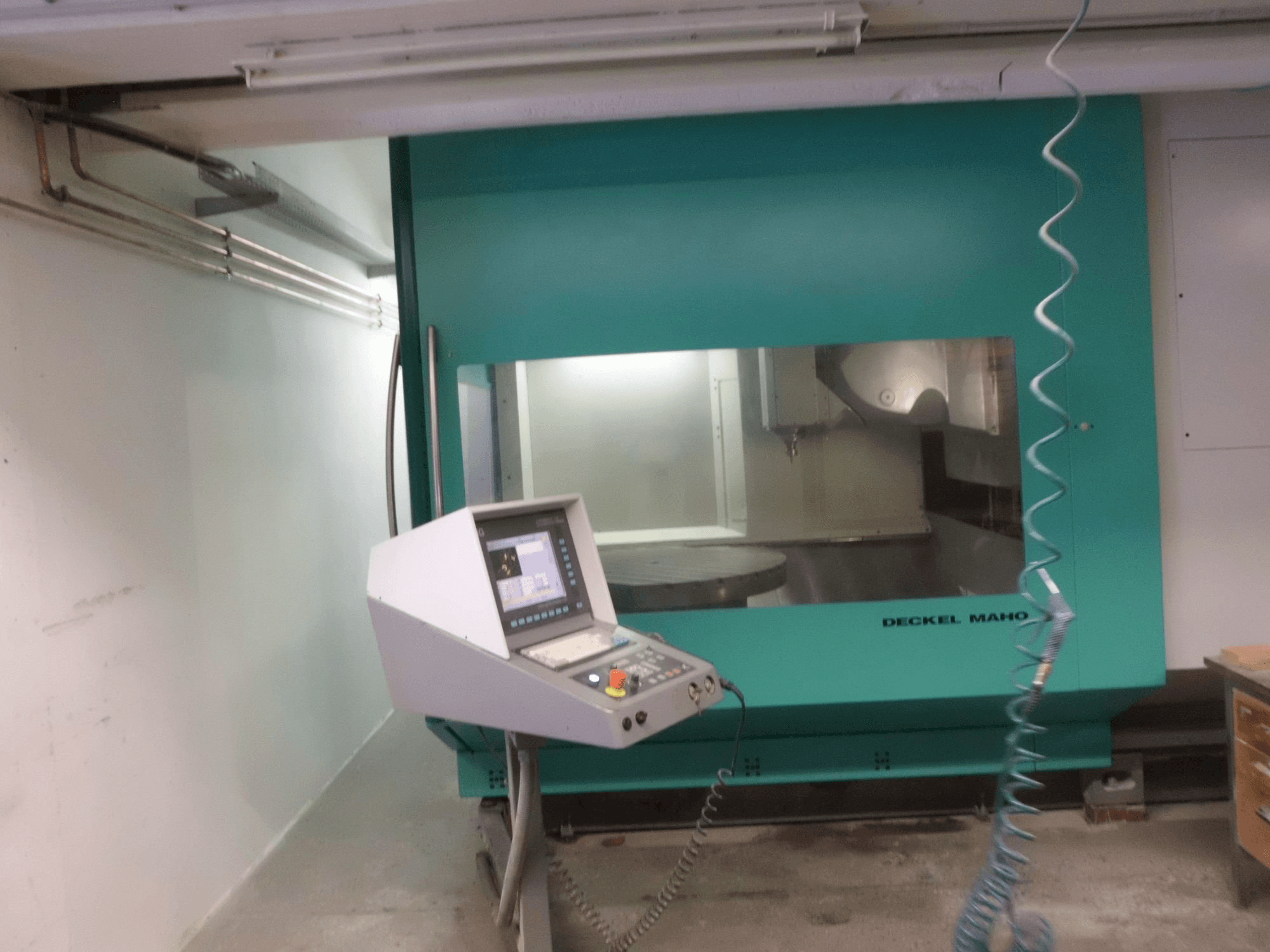 Makine DECKEL MAHO DMU 125 P - Önden görünüm