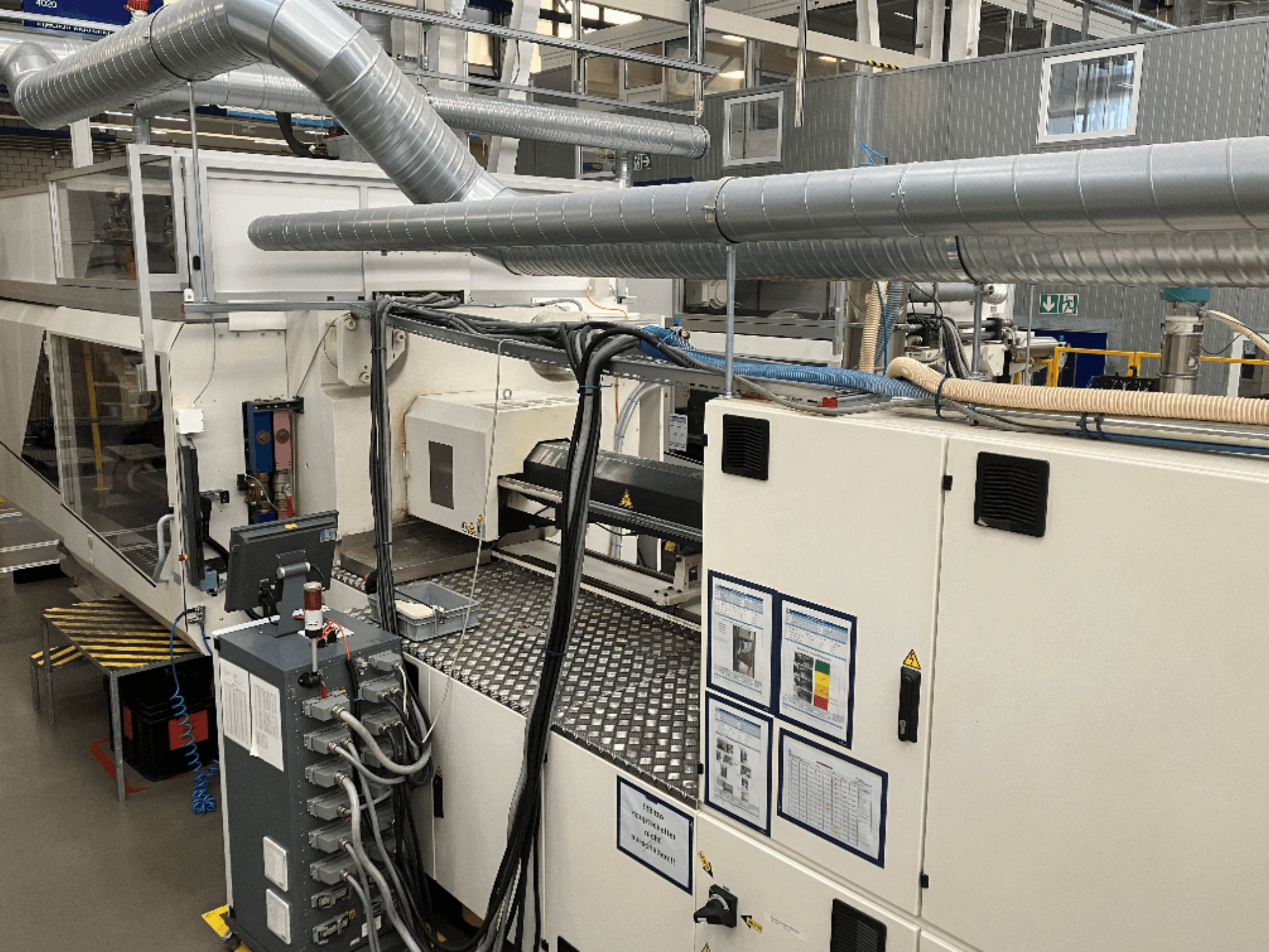 Yukarıdan aşağıya bir perspektiften bakıldığında kapsamlı boru tesisatı, kontrol paneli ve kullanım kılavuzlarına sahip endüstriyel makineler.