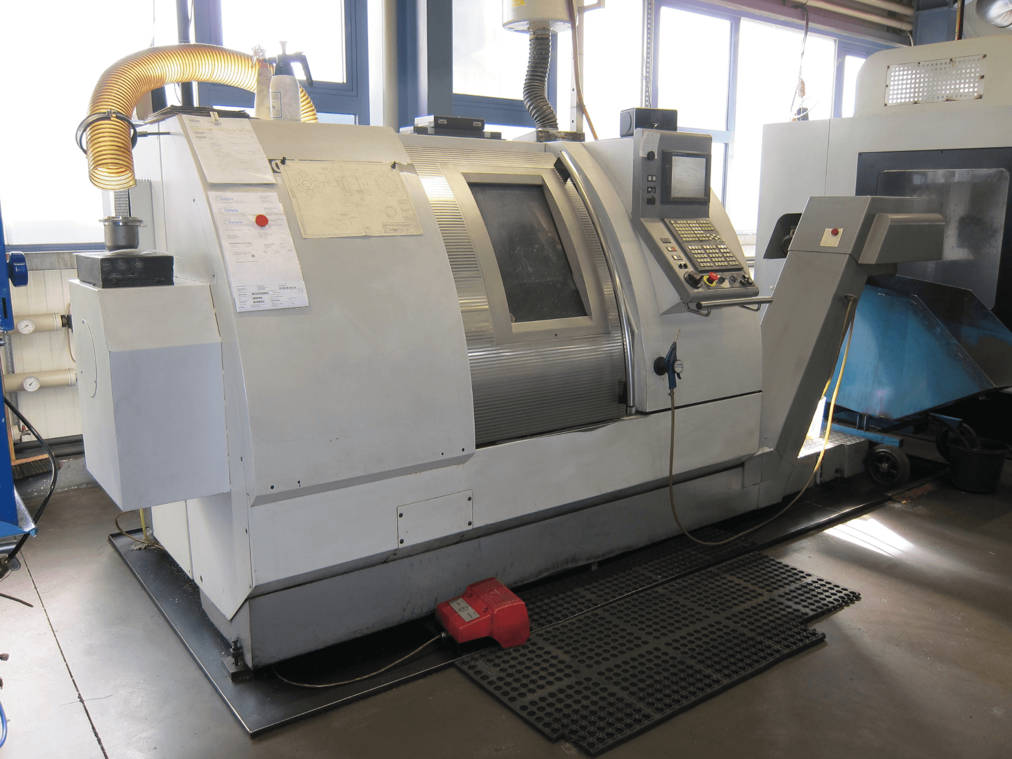Gildemeister CTX 400 Serie 2 yatay tornalama makinesi, yandan görünüm, kontrol paneli ve çalışma özellikleri.