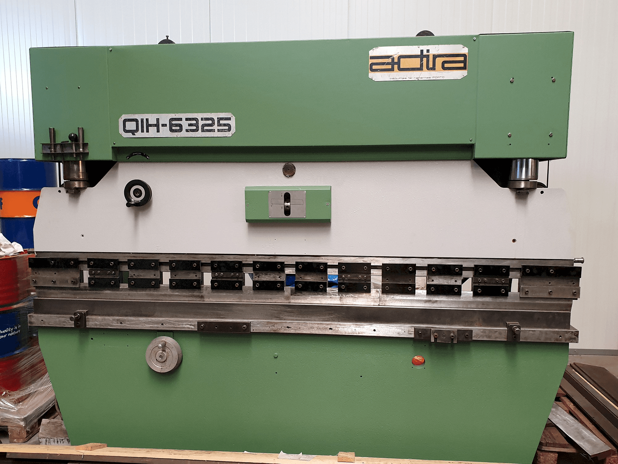 Makine ADIRA - Önden görünüm QIH 6325