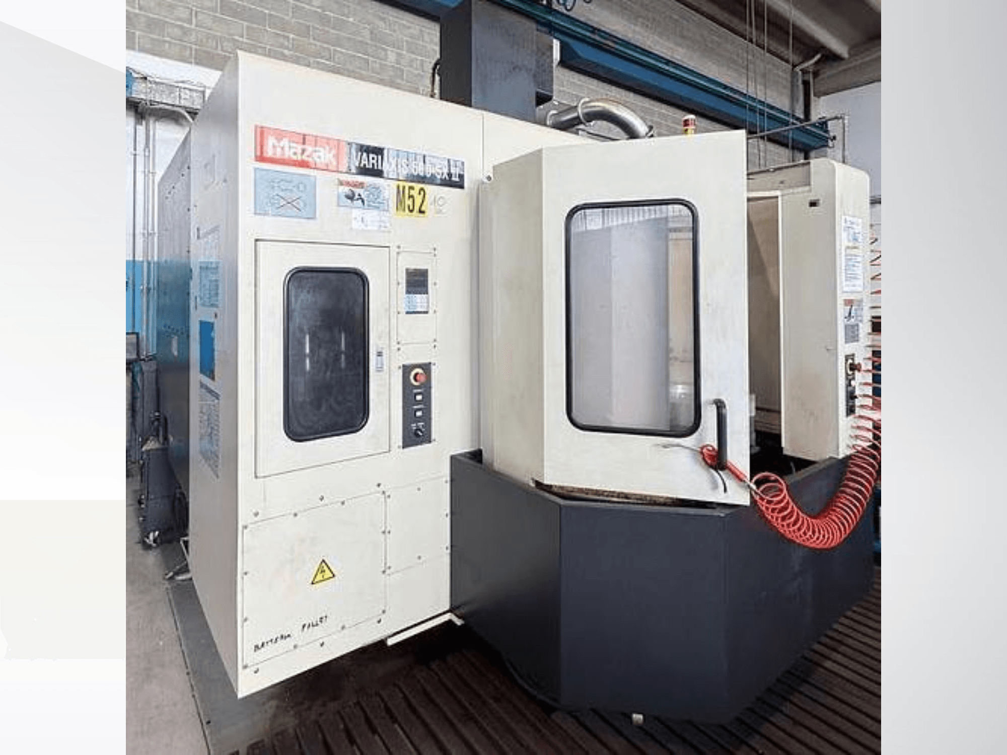 Mazak VARIAXIS500-5XII dikey işleme merkezi, önden görünüm; kontrol paneli ve gözetleme penceresi ile donatılmıştır.