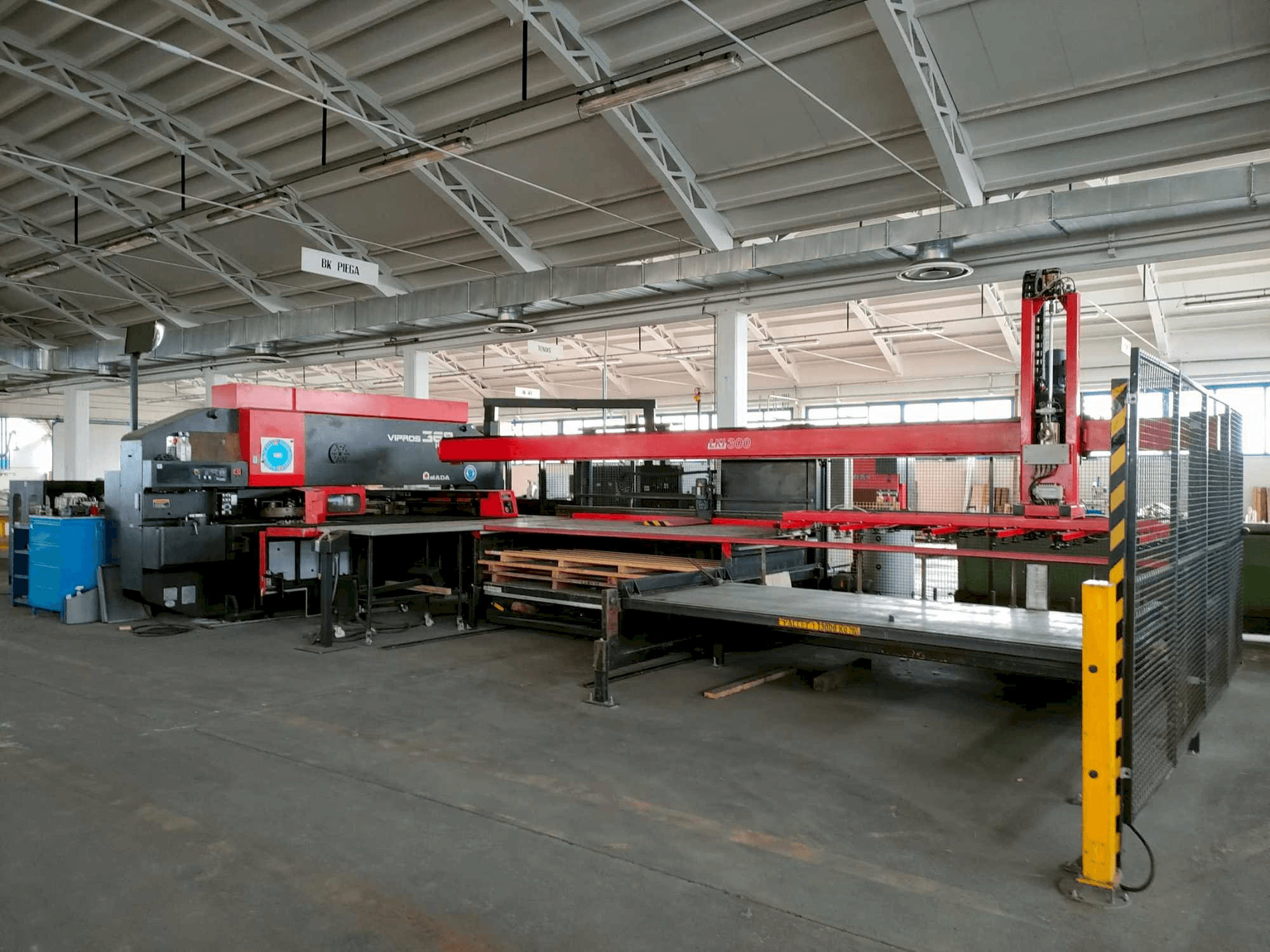 Makine AMADA VIPROS 368 KING - Önden görünüm