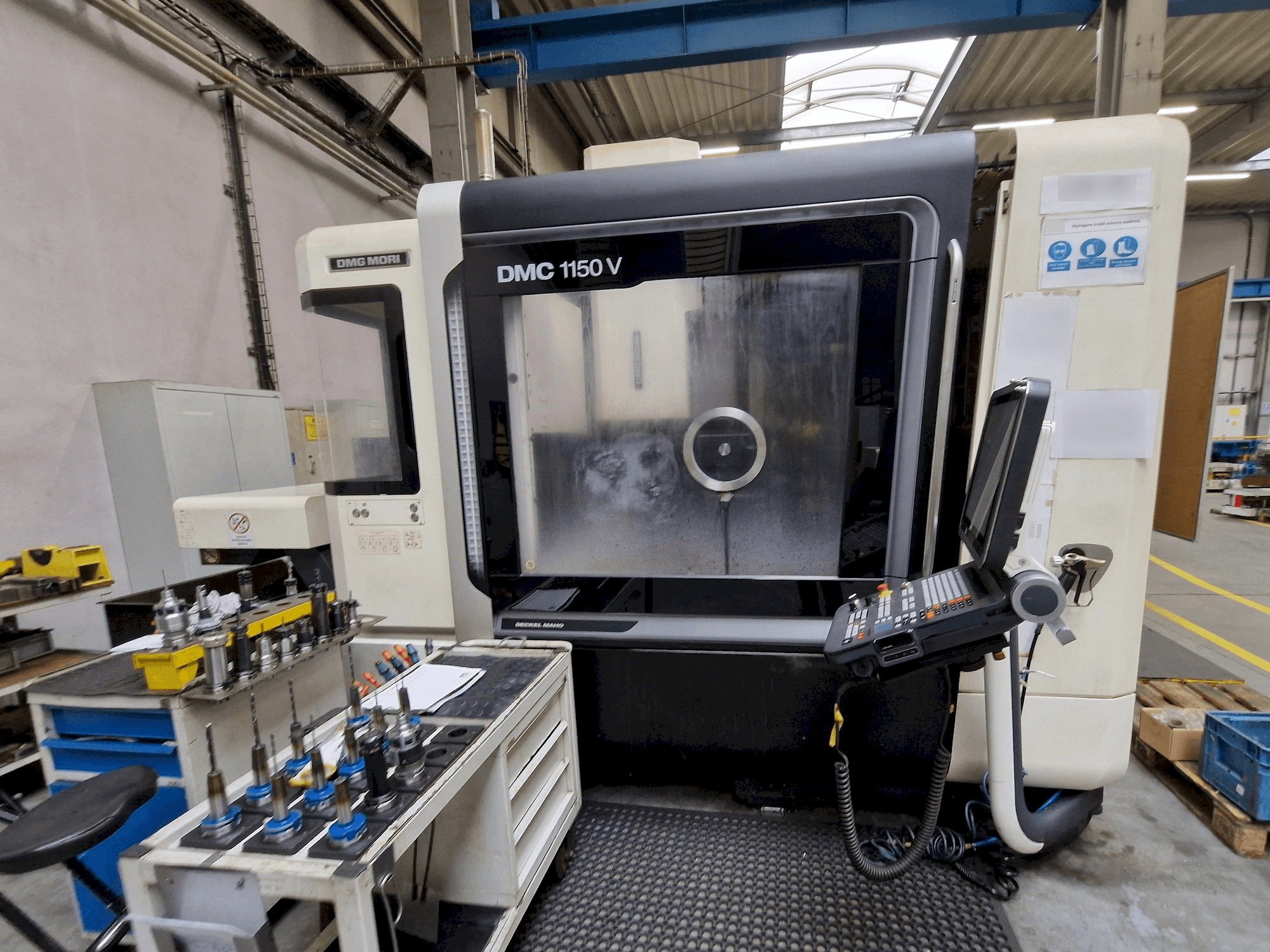 Makine DMG MORI DMC 1150 V - Önden görünüm