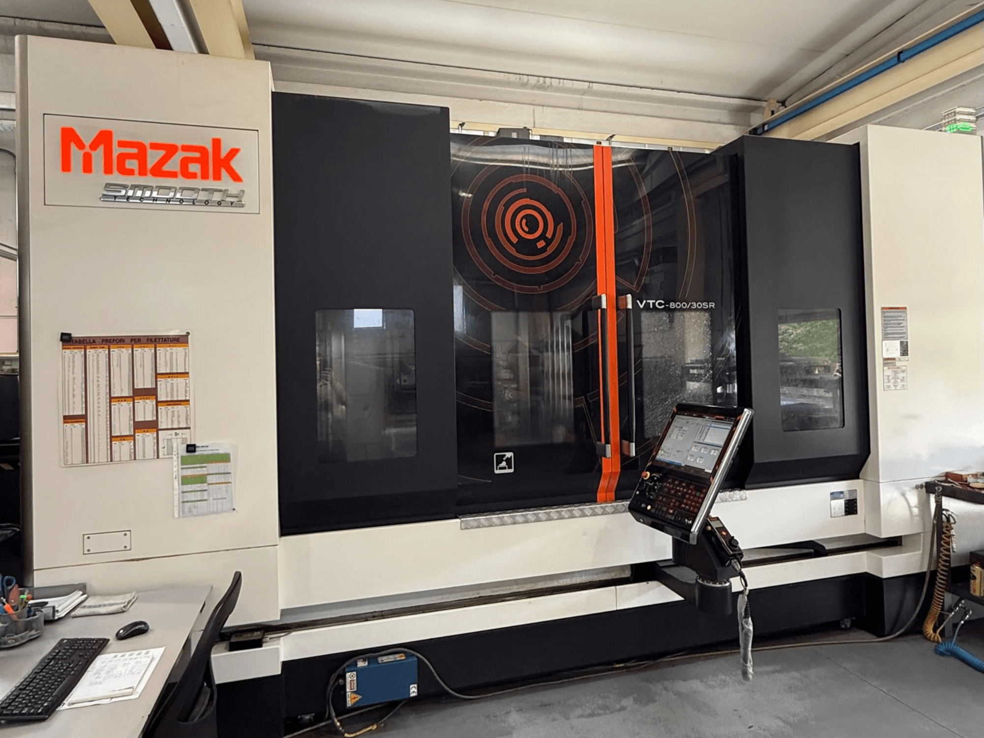Mazak VTC-800/30SR dikey işleme merkezi; kontrol paneli, ekran ve çalışma alanını gösteren önden görünüm.