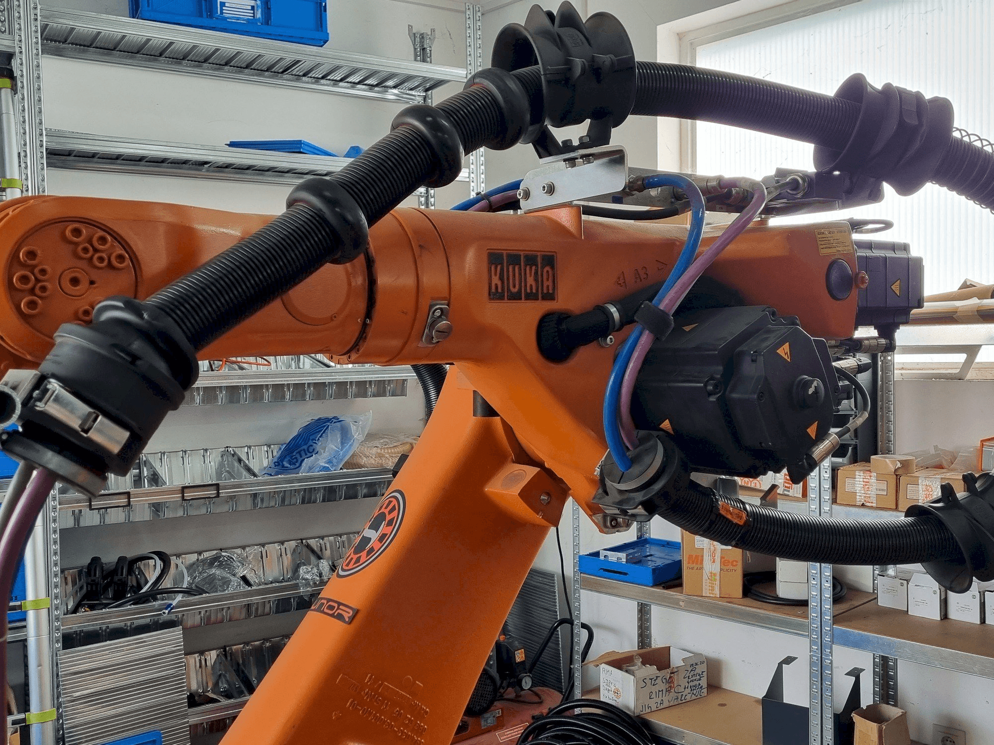 Makine KUKA KR60 HA - KRC2ed05 - Önden görünüm