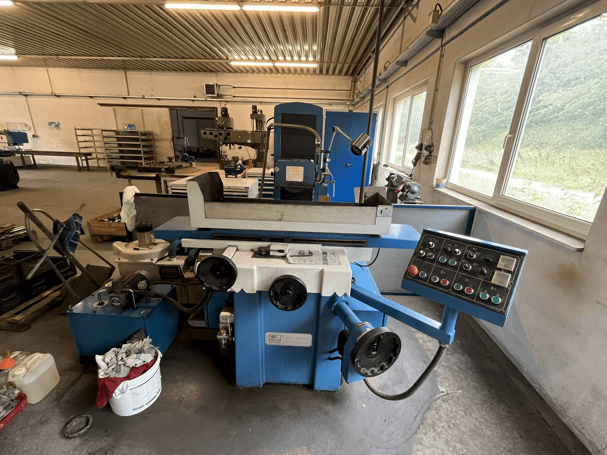 Makine KNUTH HFS 2550 VC - Önden görünüm