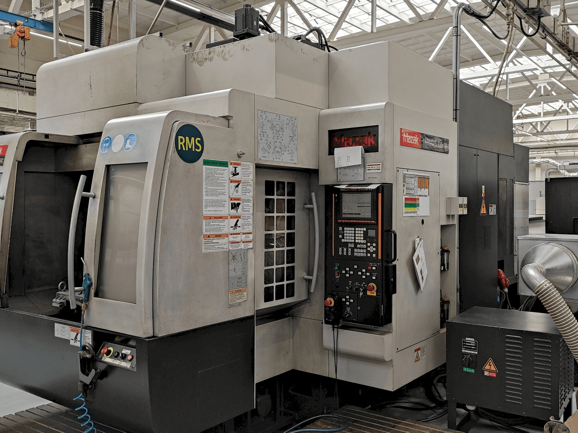 Makine Mazak Variaxis 630-5X - Önden görünüm