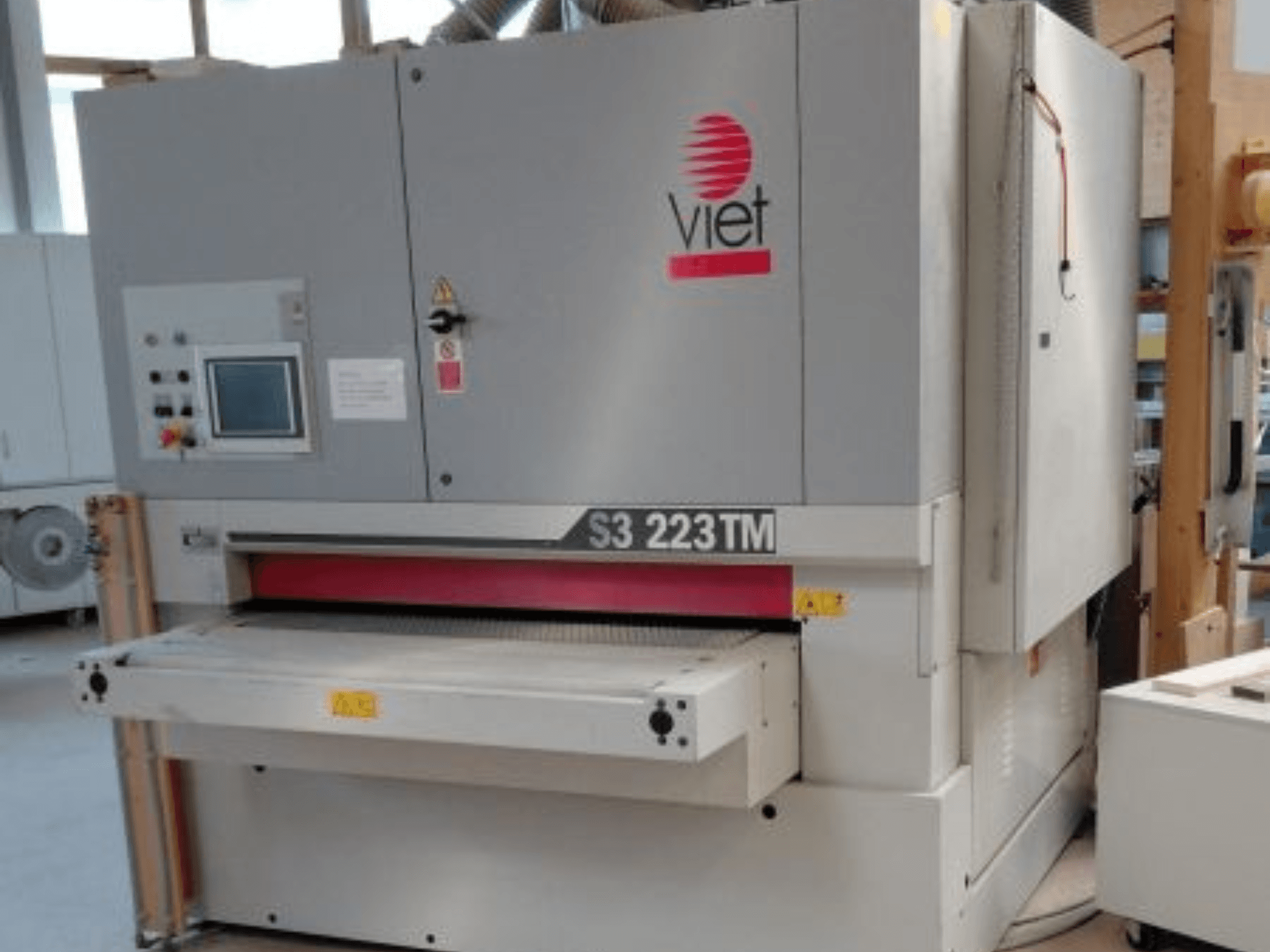 VIET S3 223TM bant zımpara makinesinin önden görünümü; kontrol paneli, zımpara tablası ve güvenlik etiketleri gösterilmektedir.