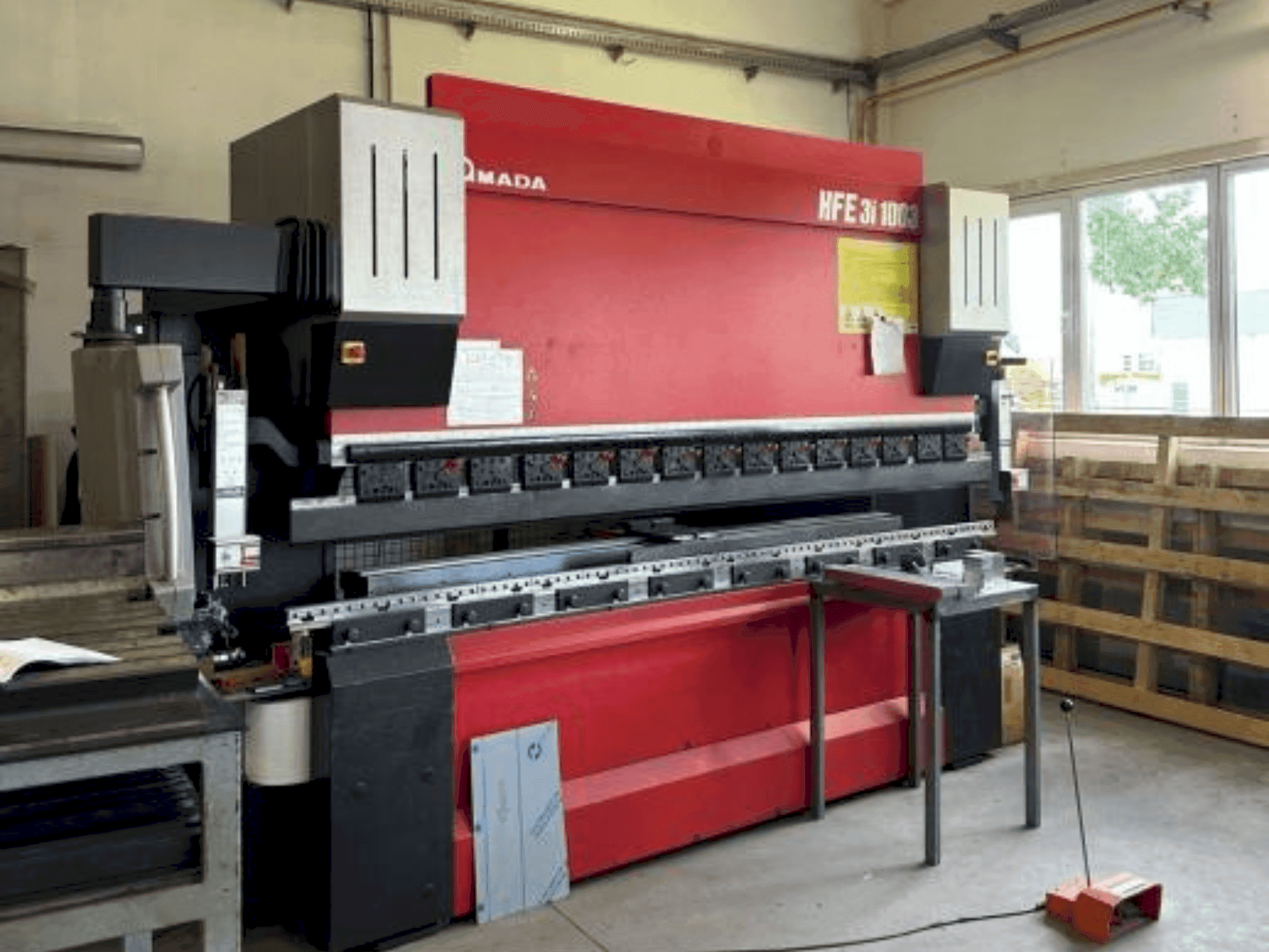 Makine AMADA HFE 3i 1003 - Önden görünüm