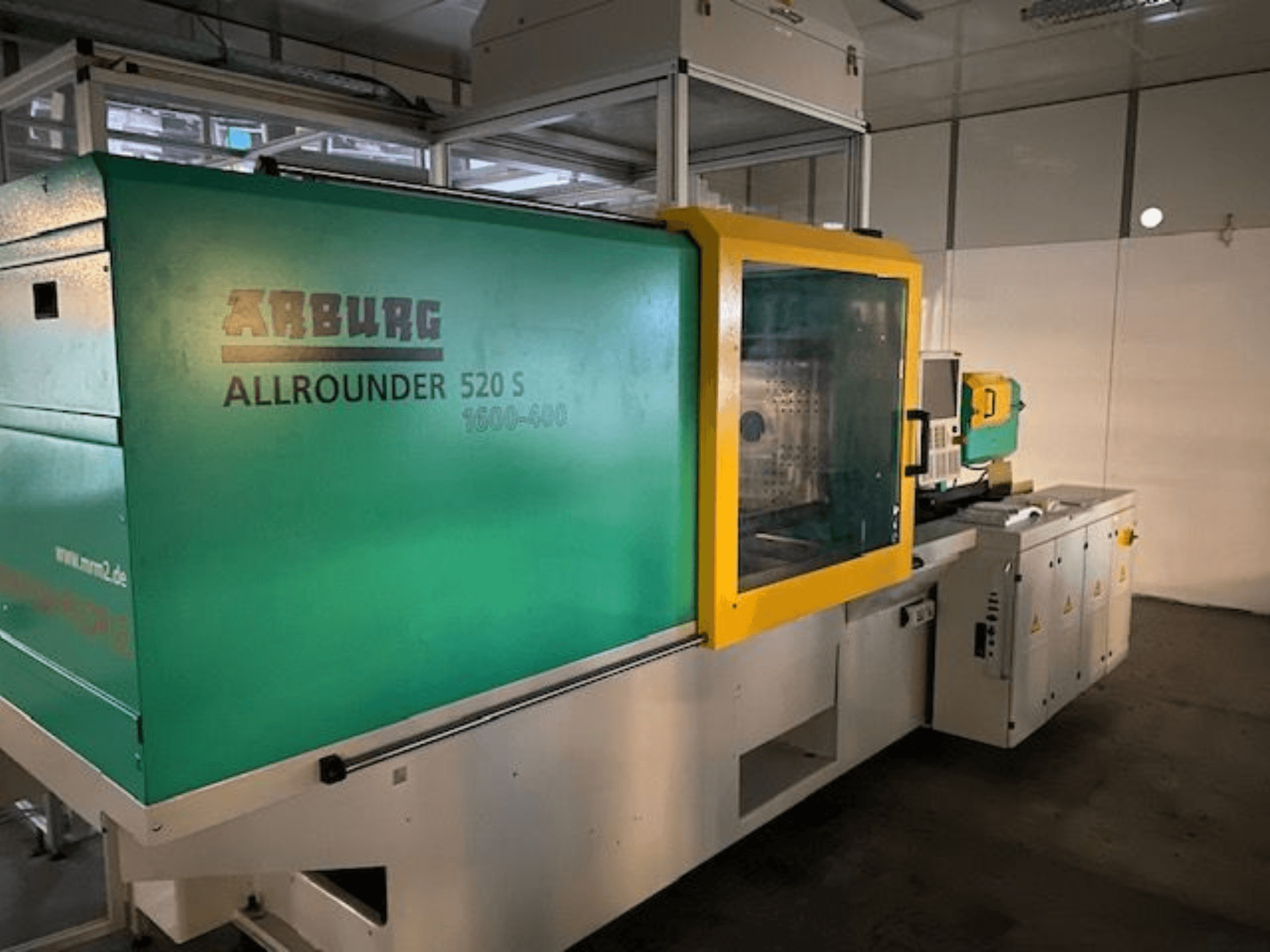 Arburg Allrounder 520 S enjeksiyon kalıplama makinesi, yandan görünüm, yeşil ve sarı dış cepheye sahip, teknik detaylar görülebilir.