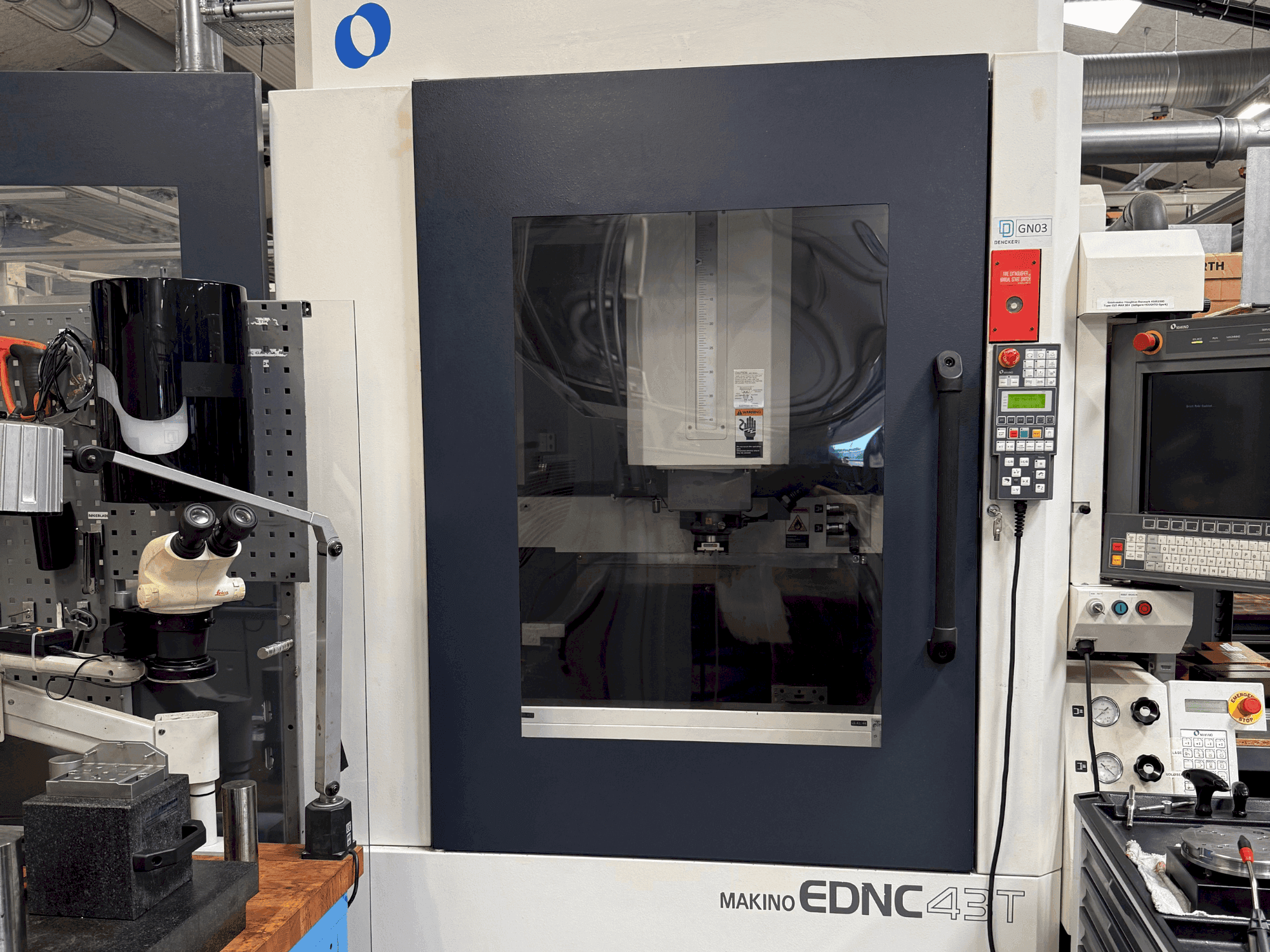Makine Makino EDNC 43T incl. Erowa Robot 120 pcs - Önden görünüm