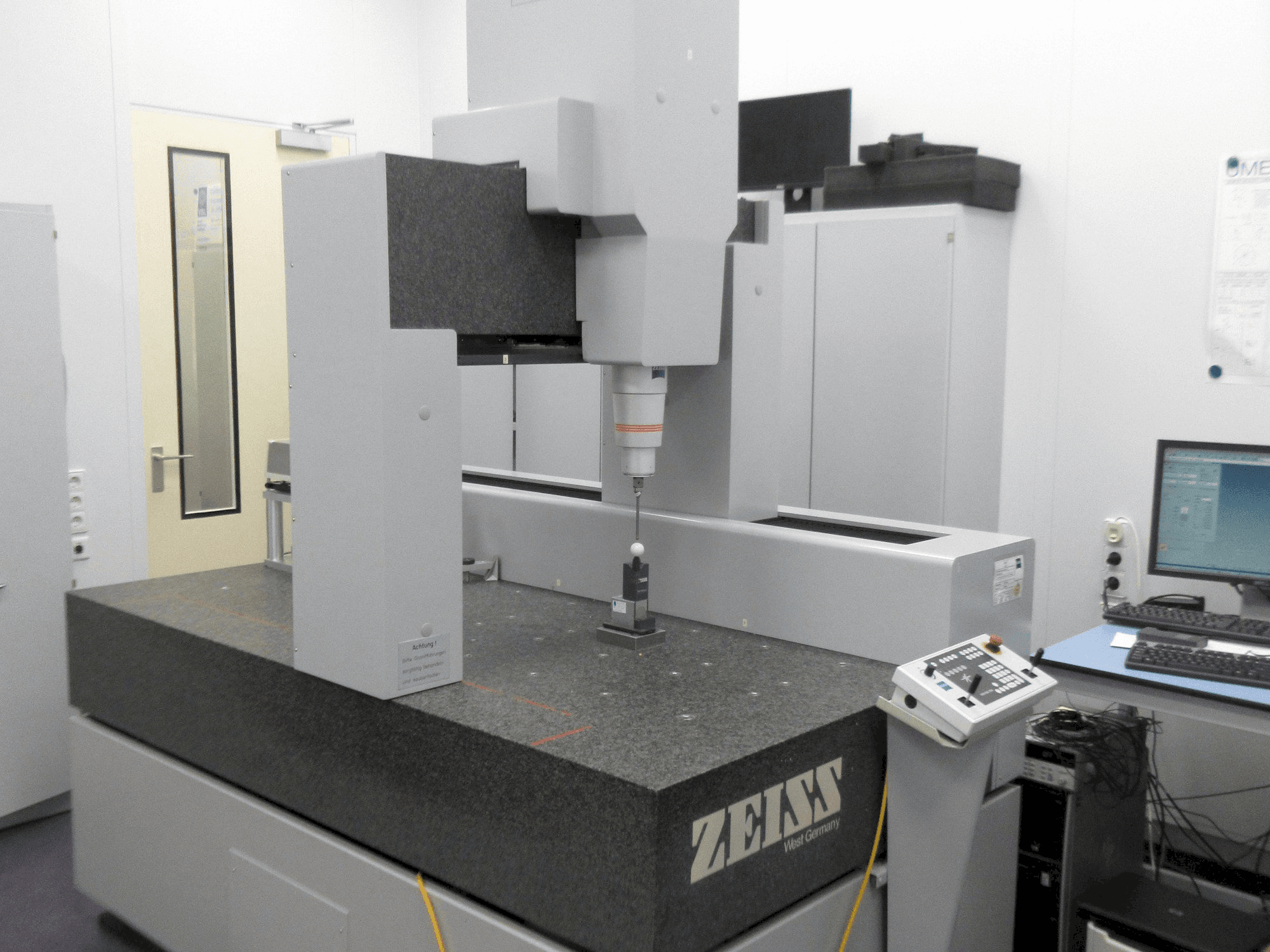 Makine ZEISS UC 850 - Önden görünüm