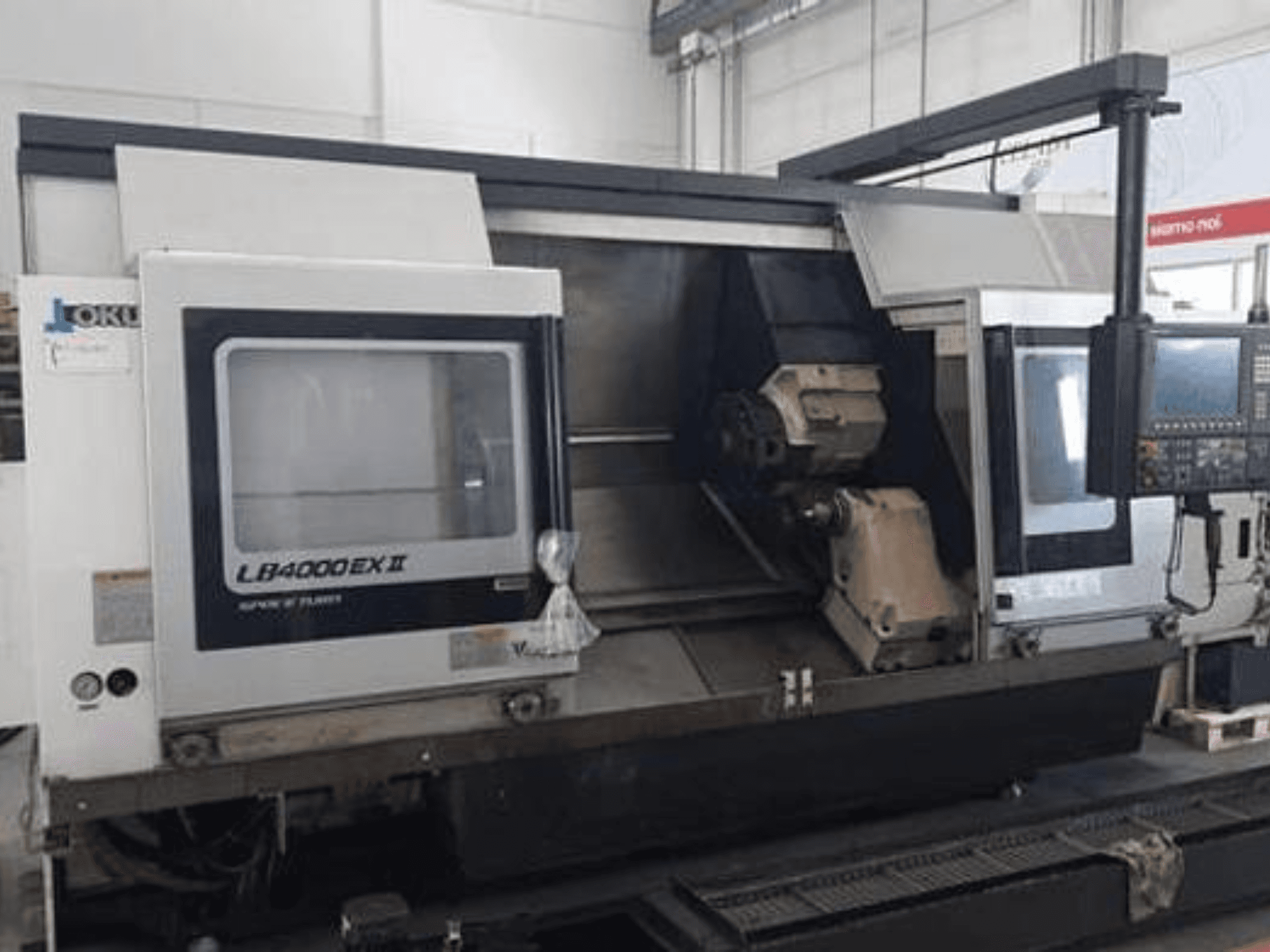 JOKI LATHES LB4000EX II, hassas işleme için kontrol paneli, iş mili ve çalışma alanını gösteren önden görünüm.