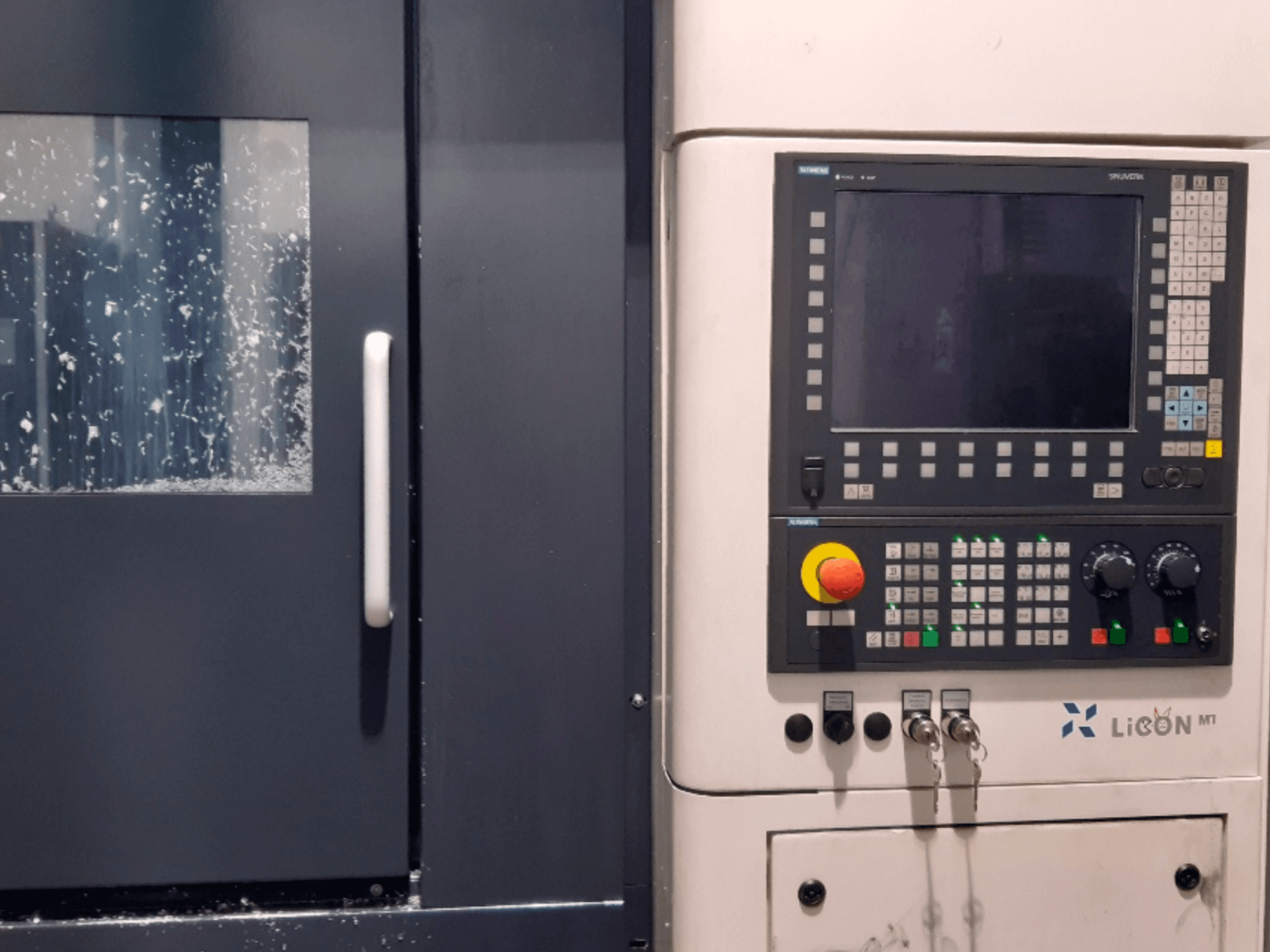 LICON LiFLEX II 766 i3 DT B22 yatay torna tezgahı kontrol paneli; ekran ve kumandaların görüldüğü önden görünüm.