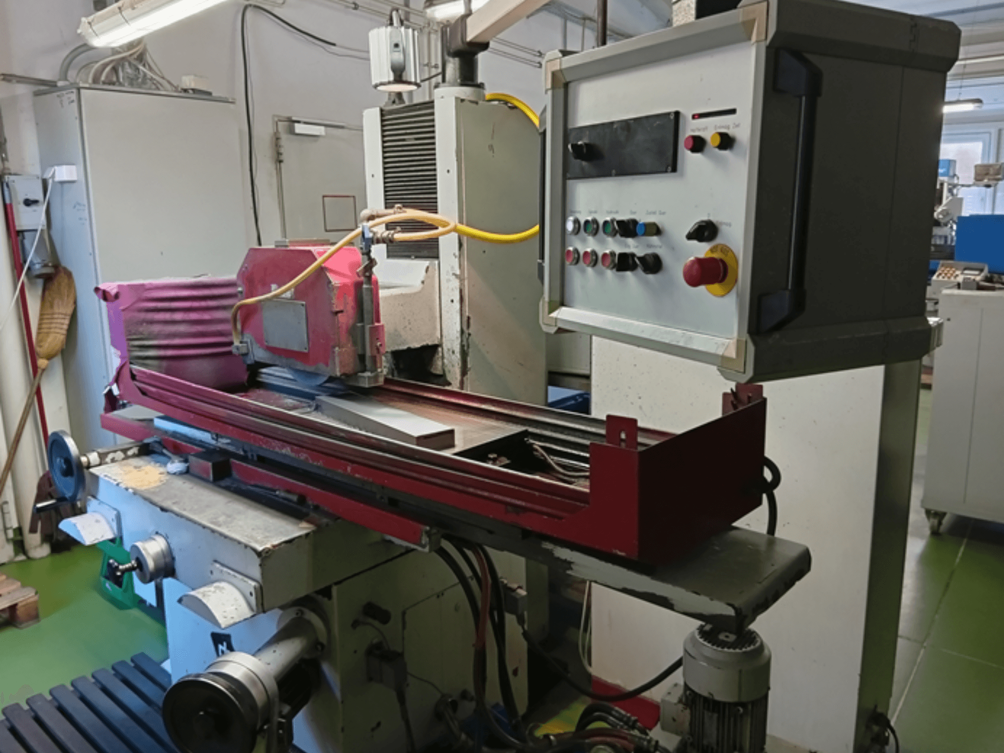 DEGEN FS-S3060 yüzey taşlama makinesi, taşlama taşı, kontrol paneli ve çalışma masası kurulumunu gösteren önden görünüm.
