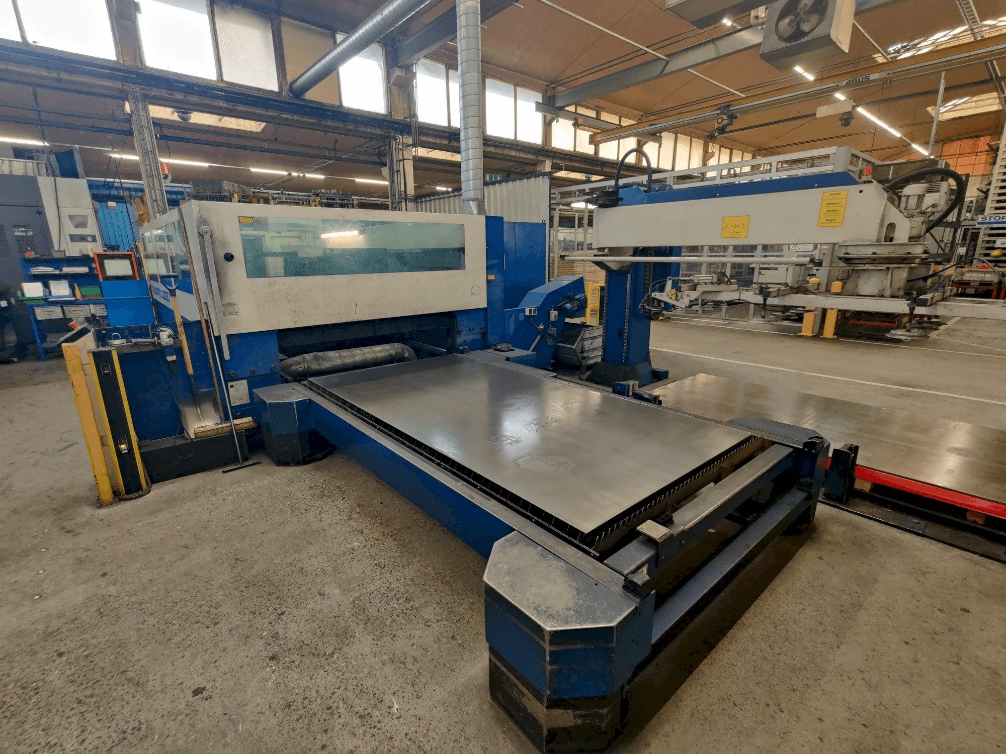 Makine Trumpf Trumatic L3050 - Önden görünüm