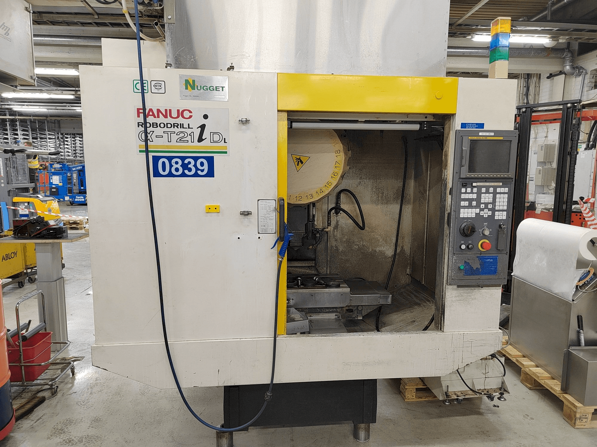 Makine FANUC Robodrill Alpha-T21iDL - Önden görünüm