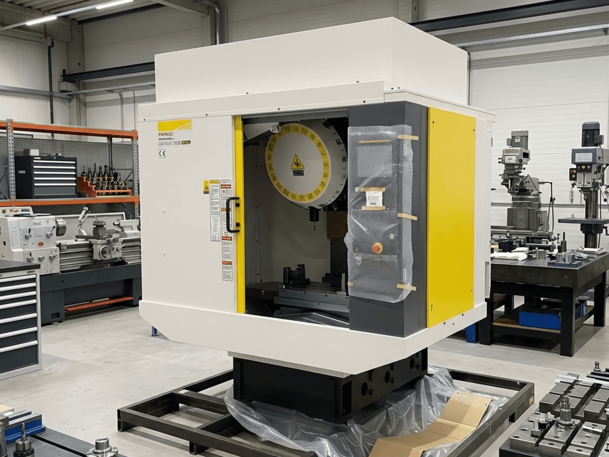 FANUC Robodrill Alpha D21LIB5 Plus dikey işleme merkezinin yandan görünümü, kontrol panelini ve çalışma alanını gösterir.