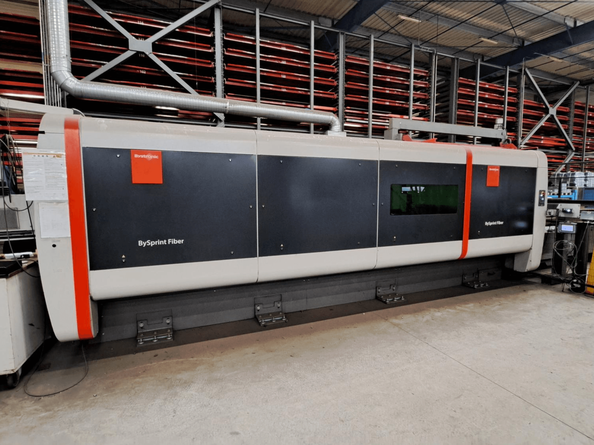 Bystronic BySprint Fiber 4020 fiber lazer kesim makinesi, güvenlik özellikleri görünür şekilde atölye ortamında önden görünüm.