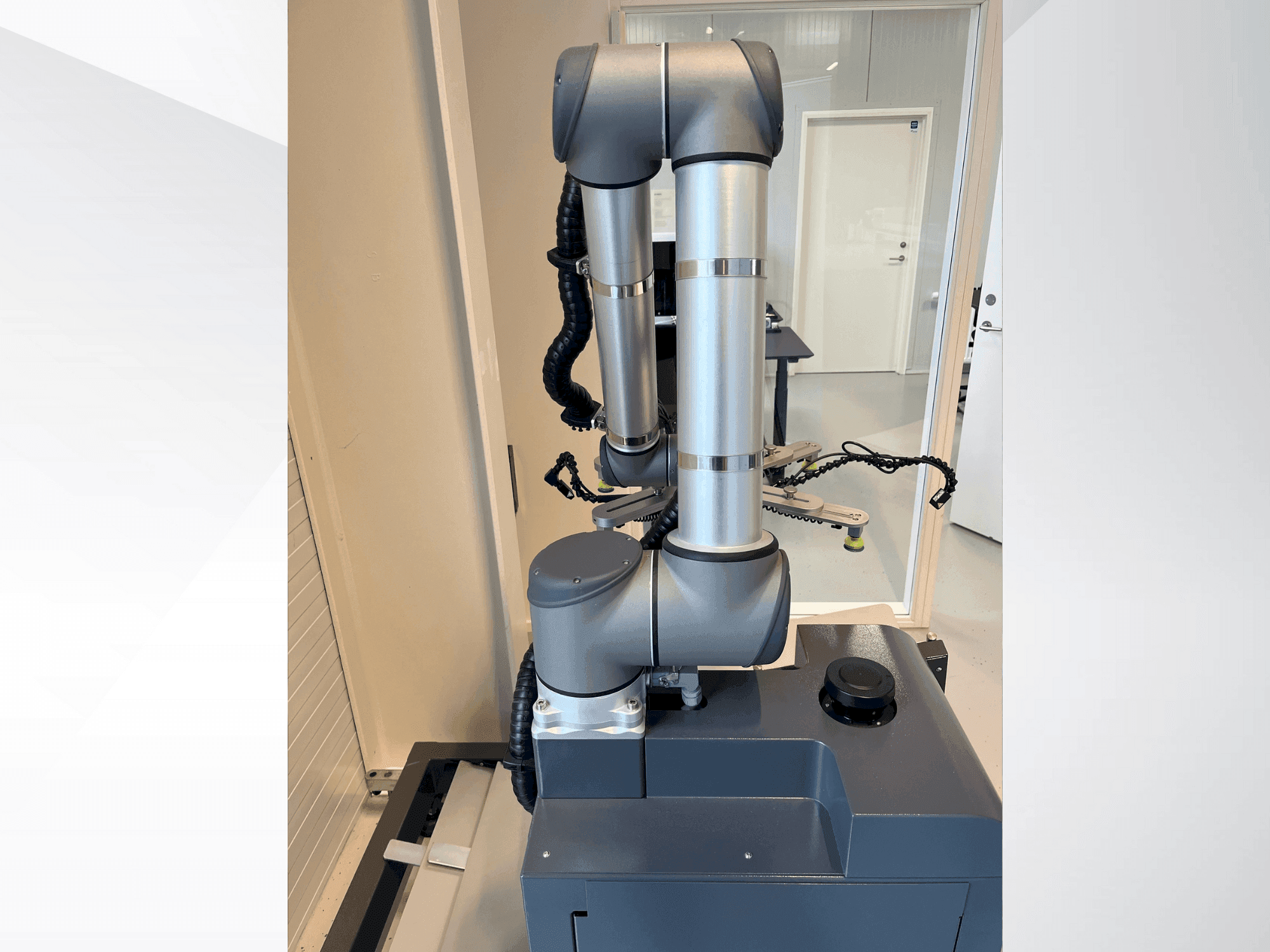 Makine Universal Robots UR10 - Önden görünüm