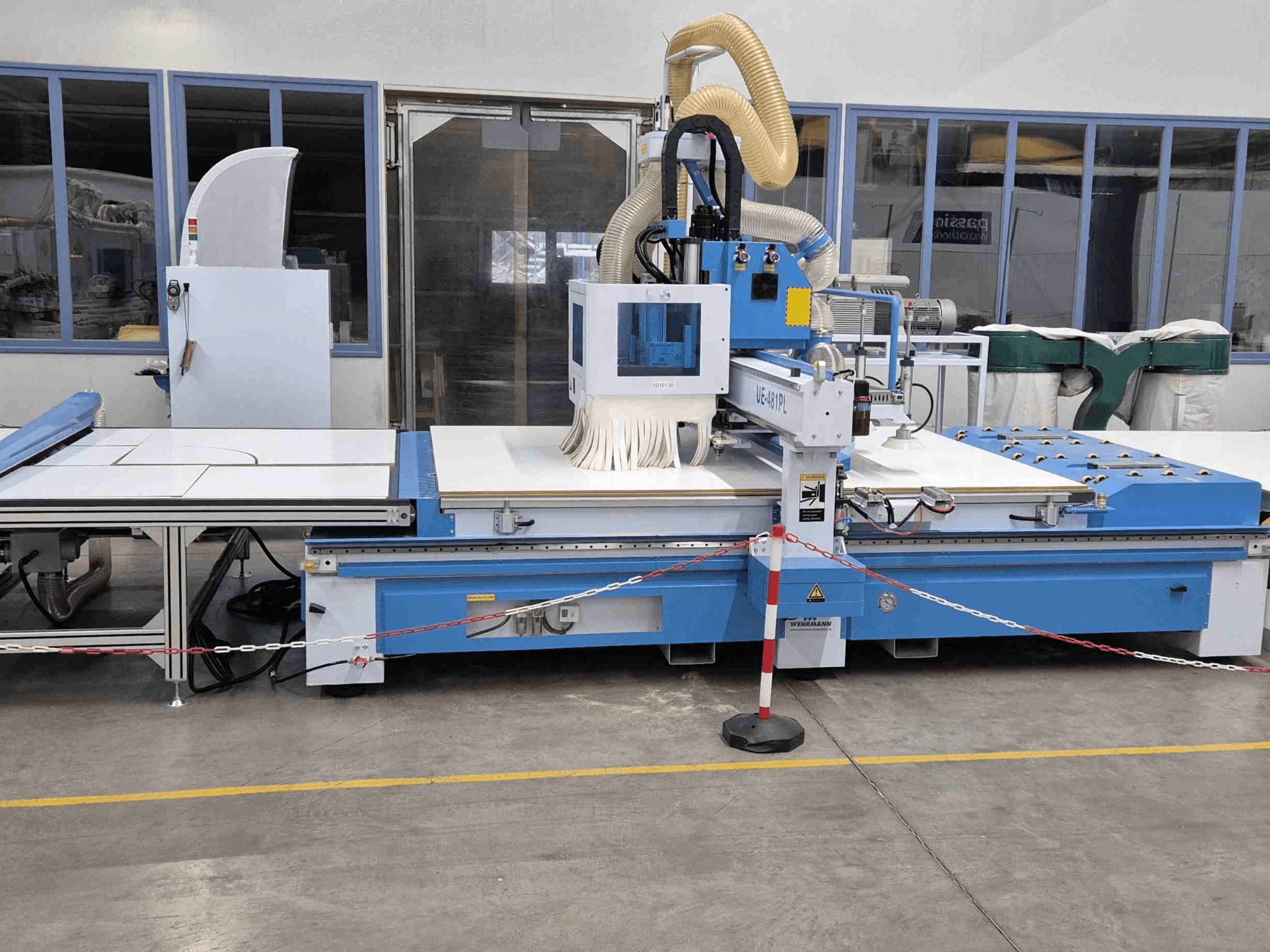 Önden mavi CNC router UE-621PL, büyük bir kesim tablasına ve ekli bir toz emme sistemine sahiptir.