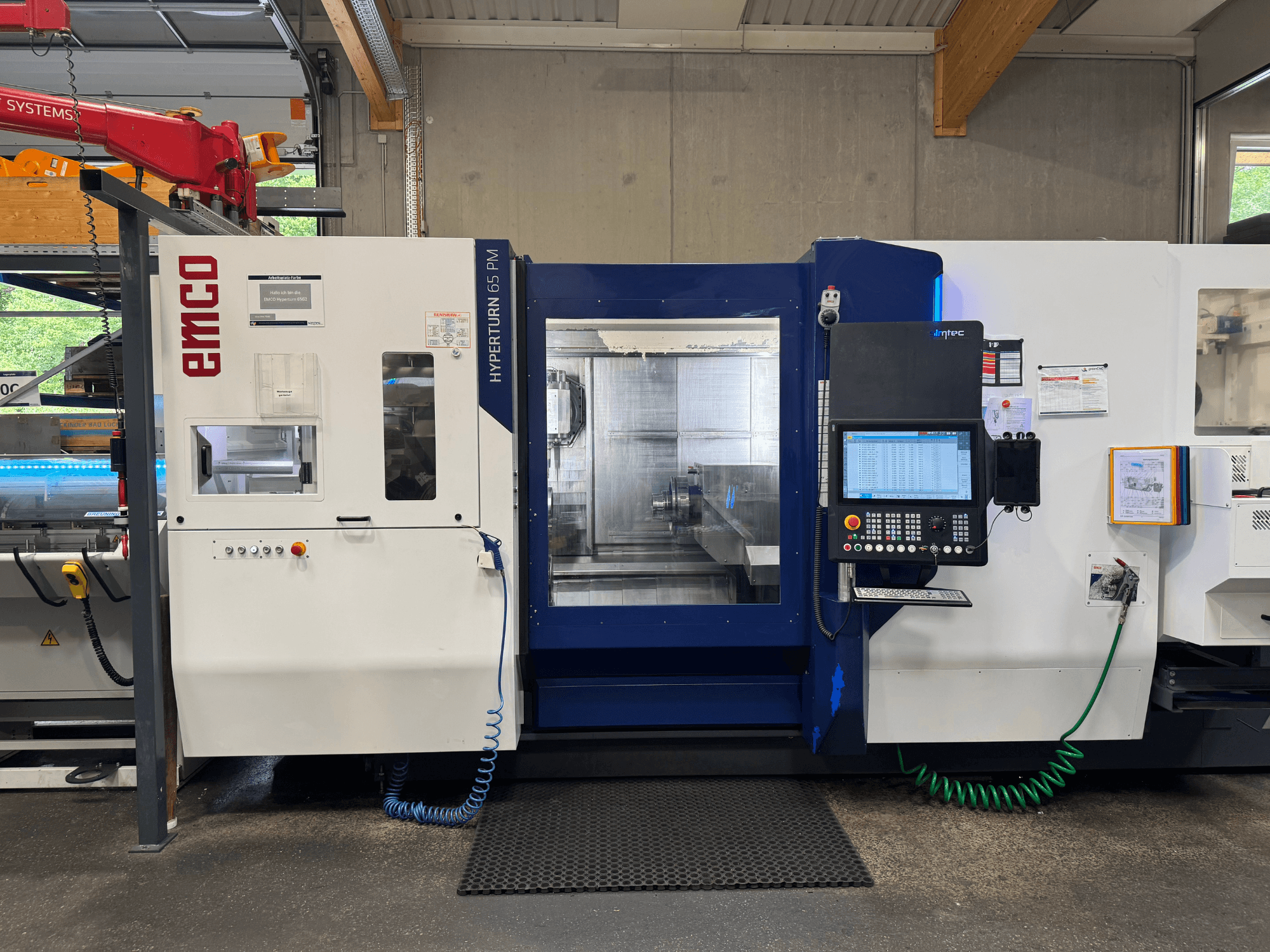 EMCO Hyperturn 65 PM makinesi, önden görünüm, kontrol panelini, iş mili alanını ve çalışma özelliklerini gösterir.