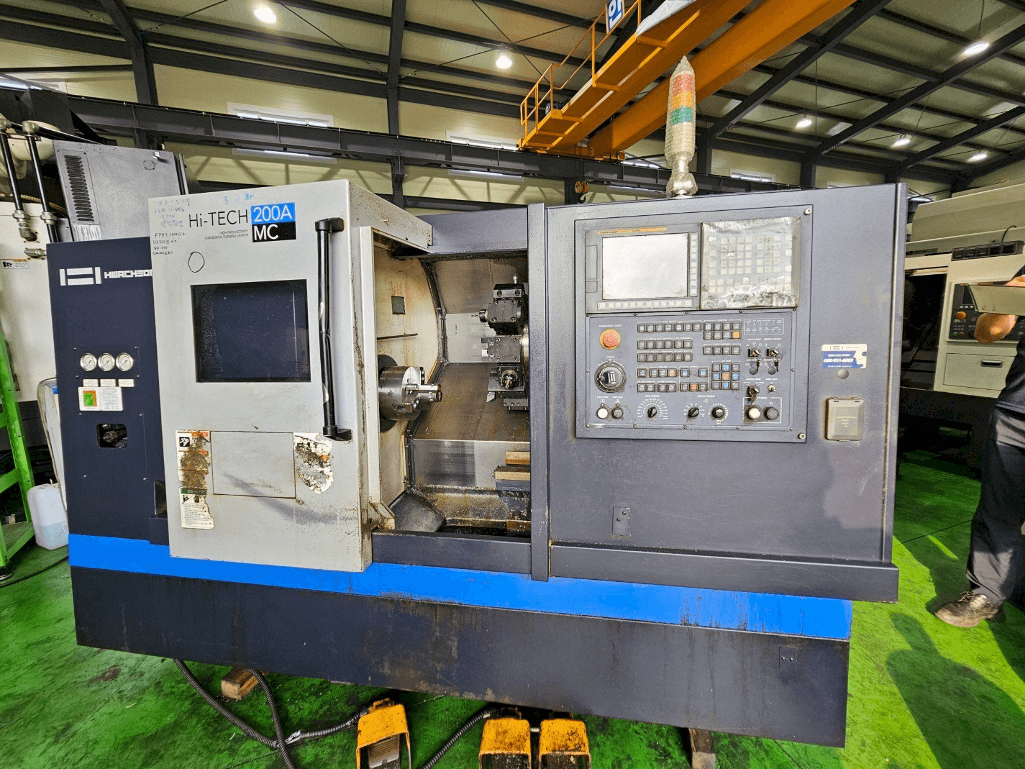 Makine HWACHEON Hi-Tech 200A MC - Önden görünüm