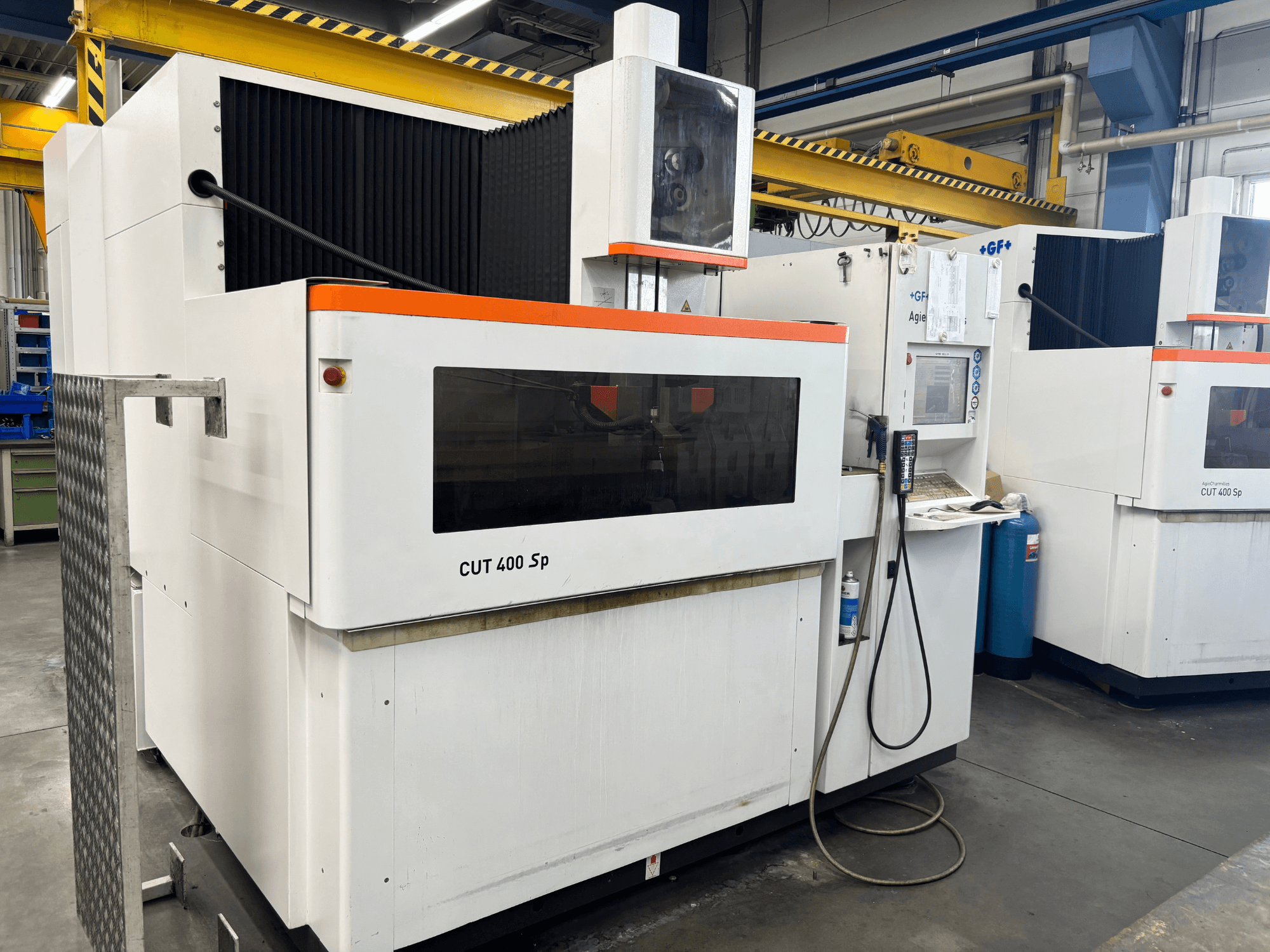 Tel EDM makinesi +GF+ AGIECHARMILLES CUT 400 Sp, önden görünüm; kontrol paneli ve entegre soğutma sistemi ile birlikte.