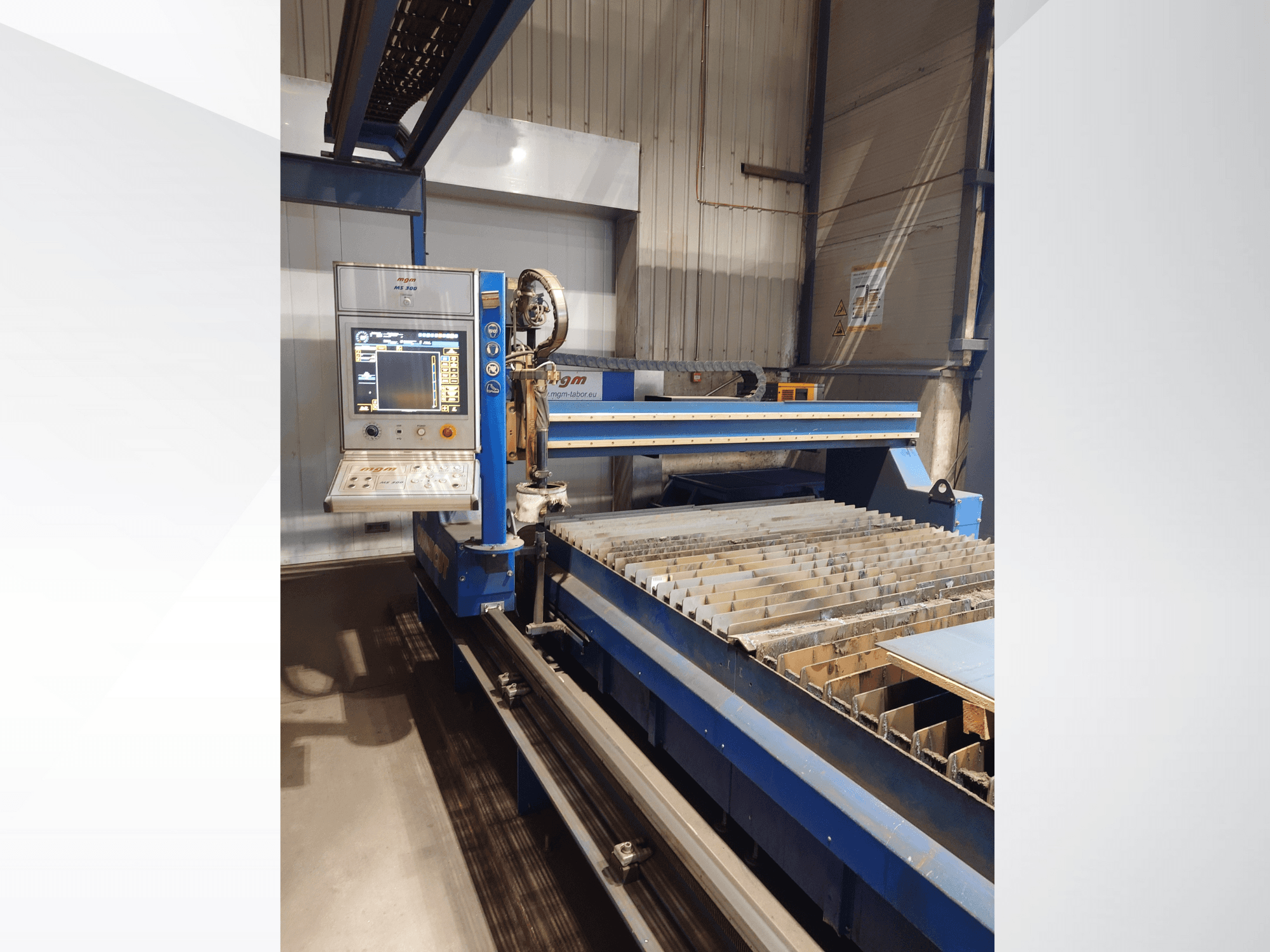 PlasmaCam CNC kesme makinesi, kontrol panelini ve çıtalı metal kesme yatağını gösteren önden görünüm.