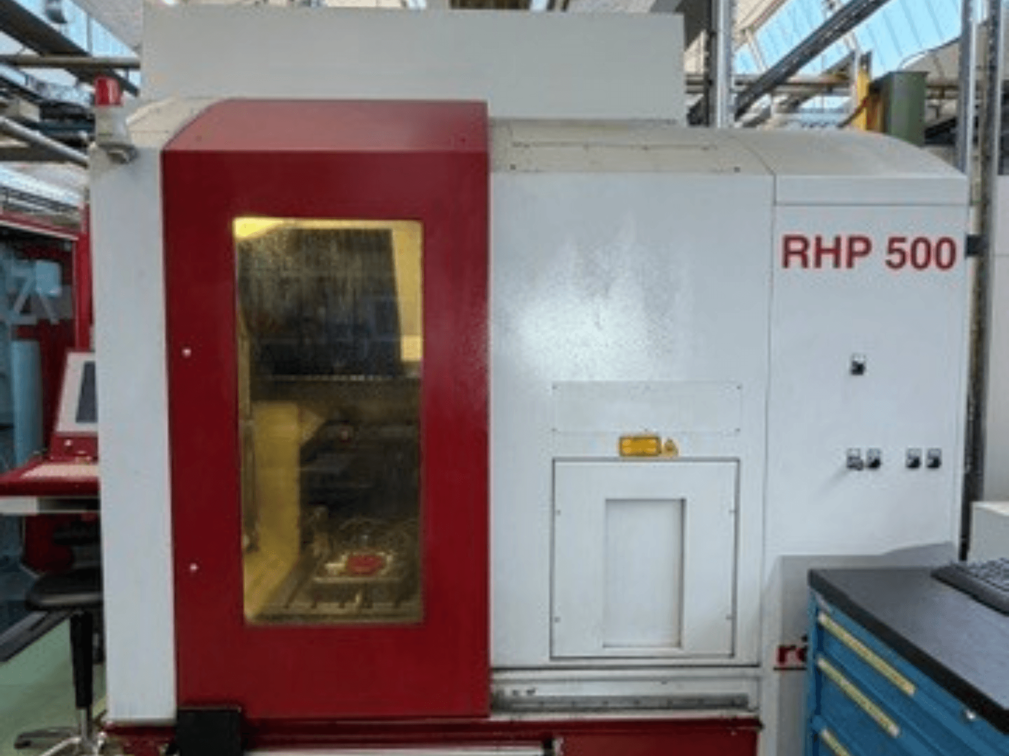 Röders TEC RHP 500 dikey işleme merkezi, önden görünüm; kontrol paneli ve iç kısmı gösteren şeffaf pencere.