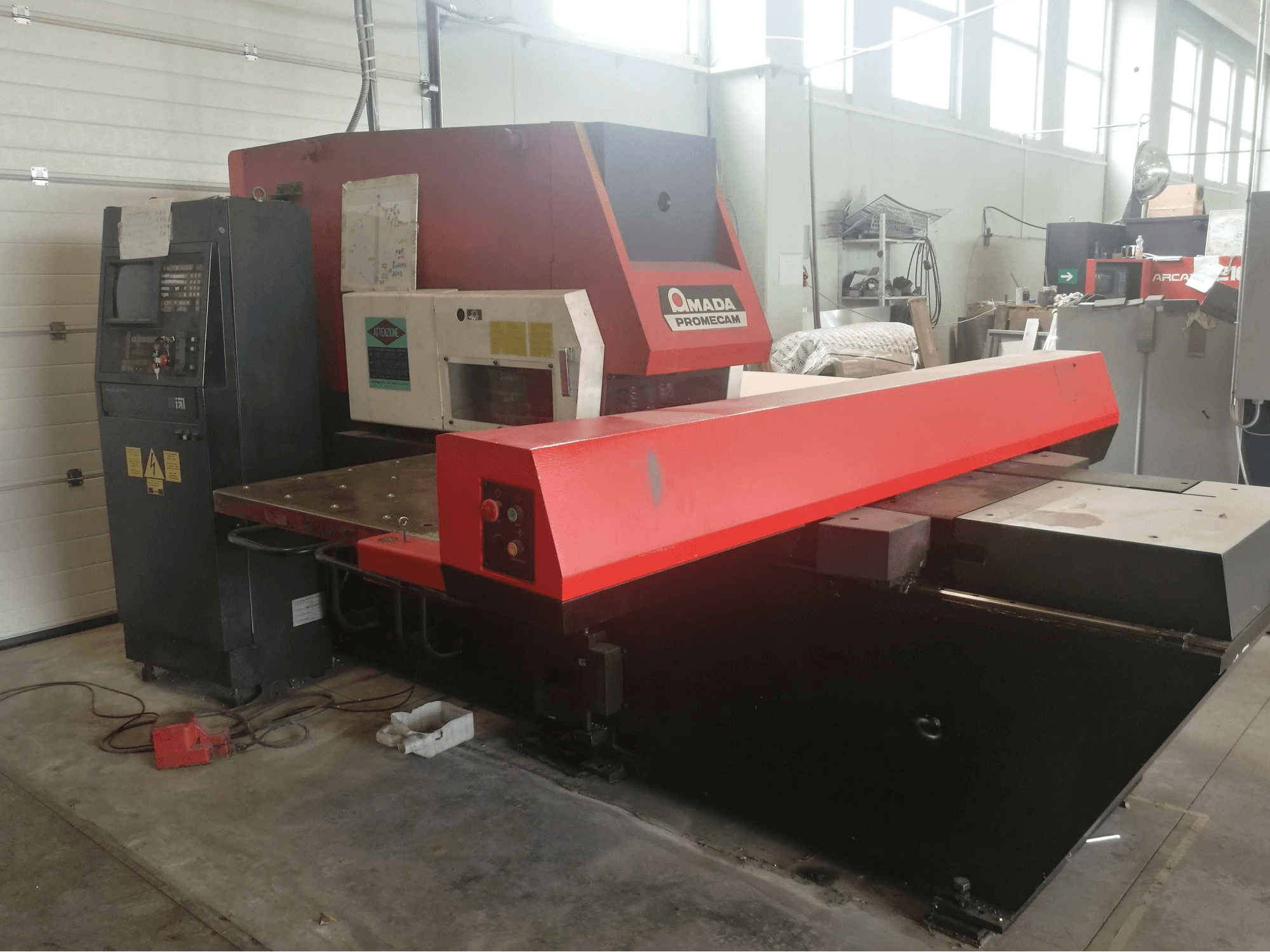 Makine AMADA ARIES 245 - Sol görünüm
