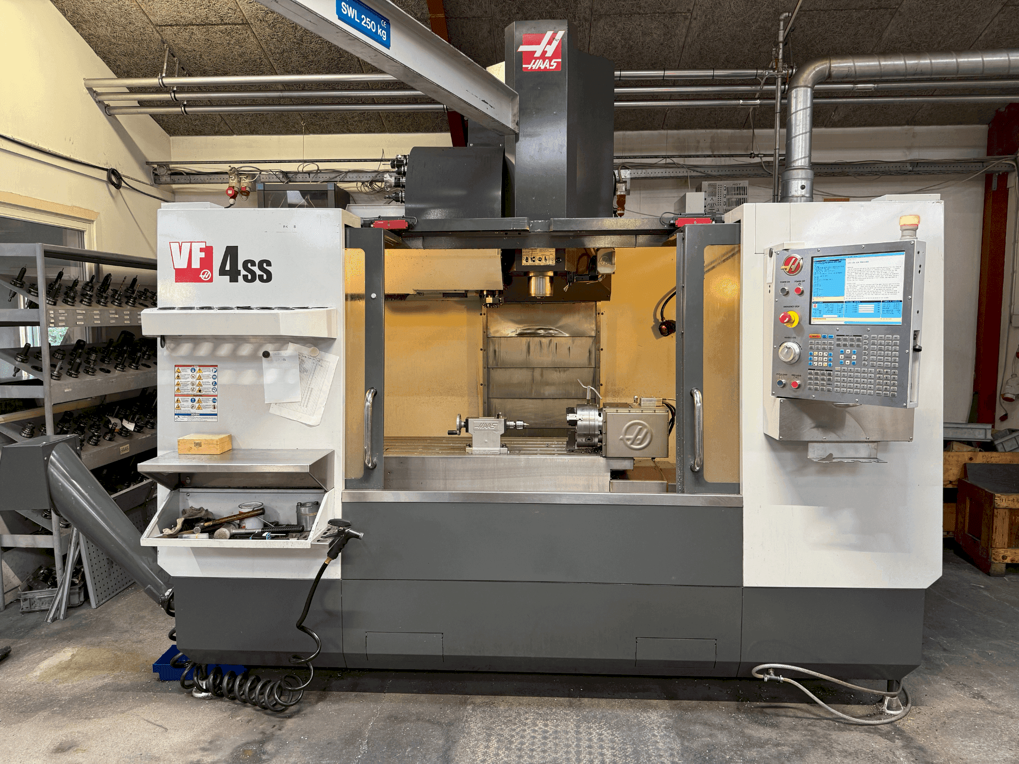 Makine HAAS VF-4SS - Önden görünüm