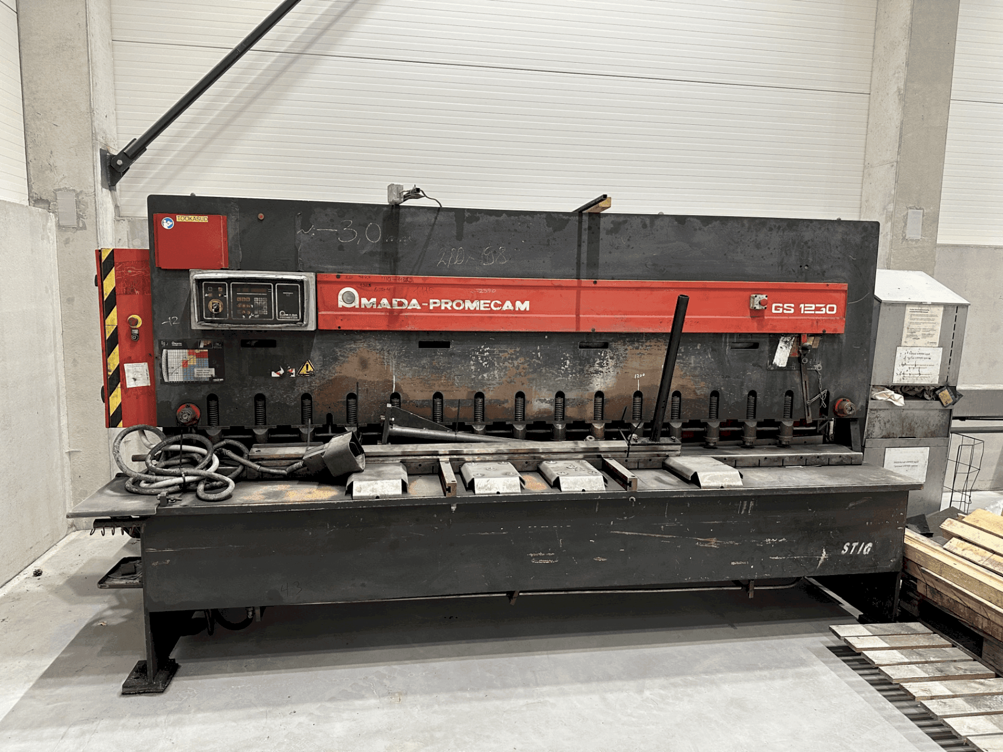 Makine AMADA Promecam GS1230 - Önden görünüm