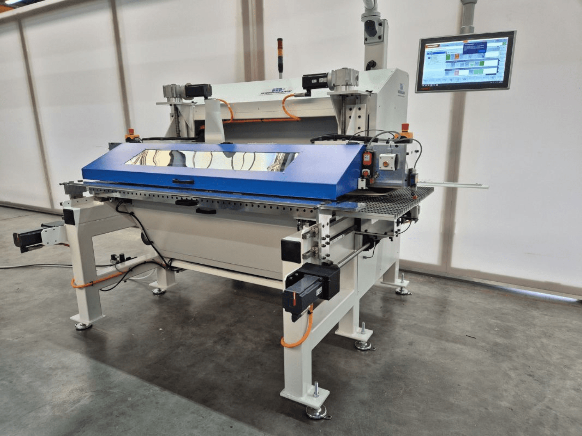 WEHRMANN WT-50/900 panel testerenin önden görünümü; mavi kesme yüzeyi, dijital kontrol paneli ve entegre güvenlik özelliklerini sergiliyor.