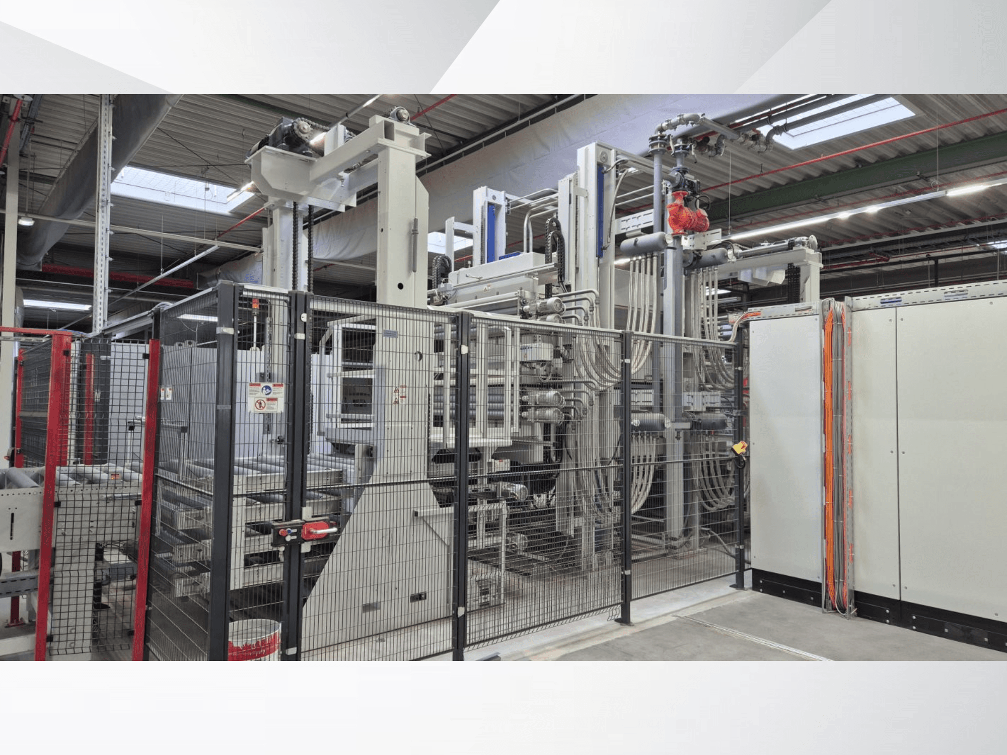 BURKLE Optima 1428/50 komple üretim hattının önden görünümü; ahşap işleme için izleme panelleri ve makineler yer almaktadır.