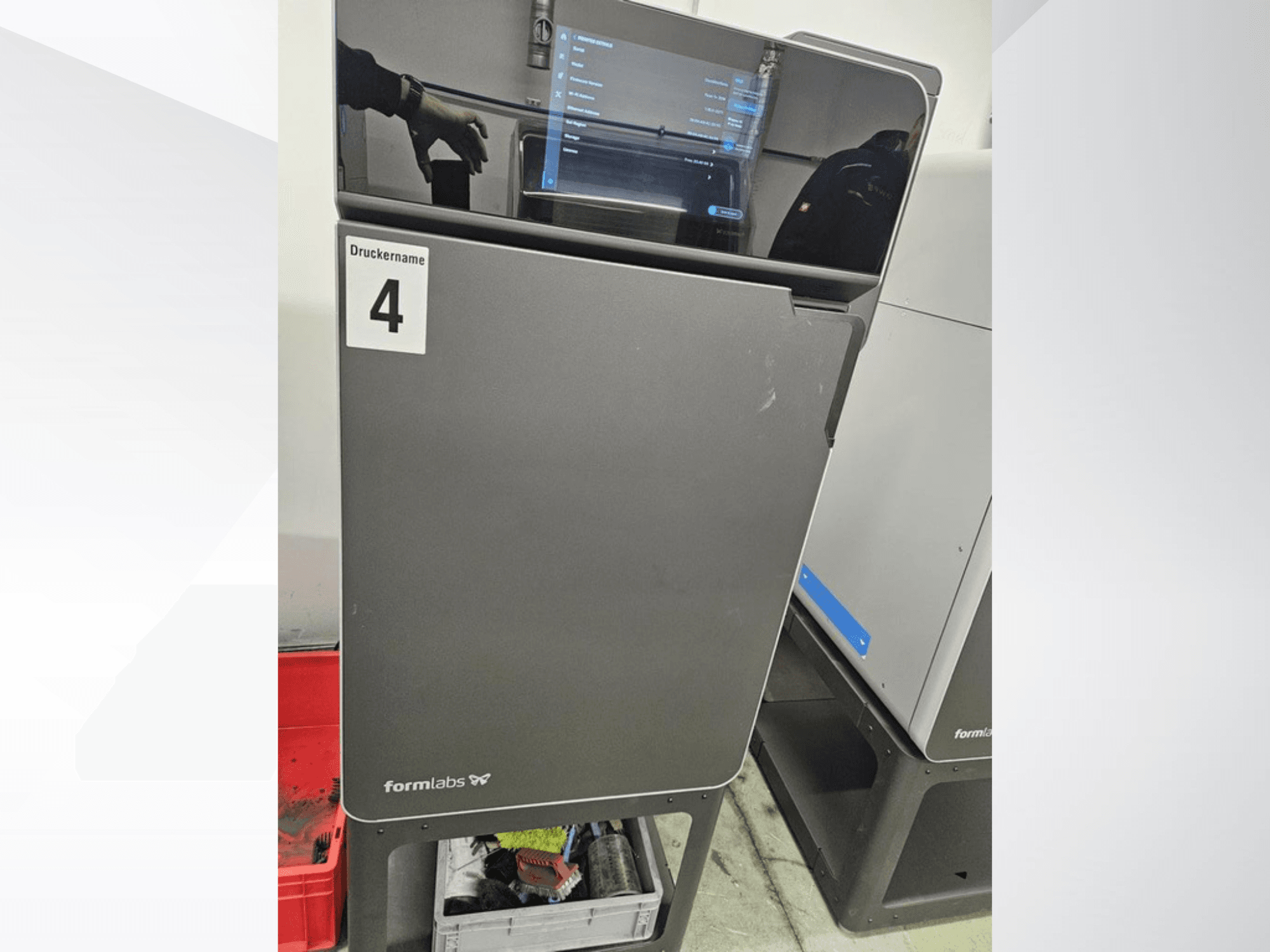FORMLABS Fuse 1+ 30 W plastik 3D yazıcı, önden görünüm; dokunmatik ekran ve "Druckname 4" etiketi görülüyor.