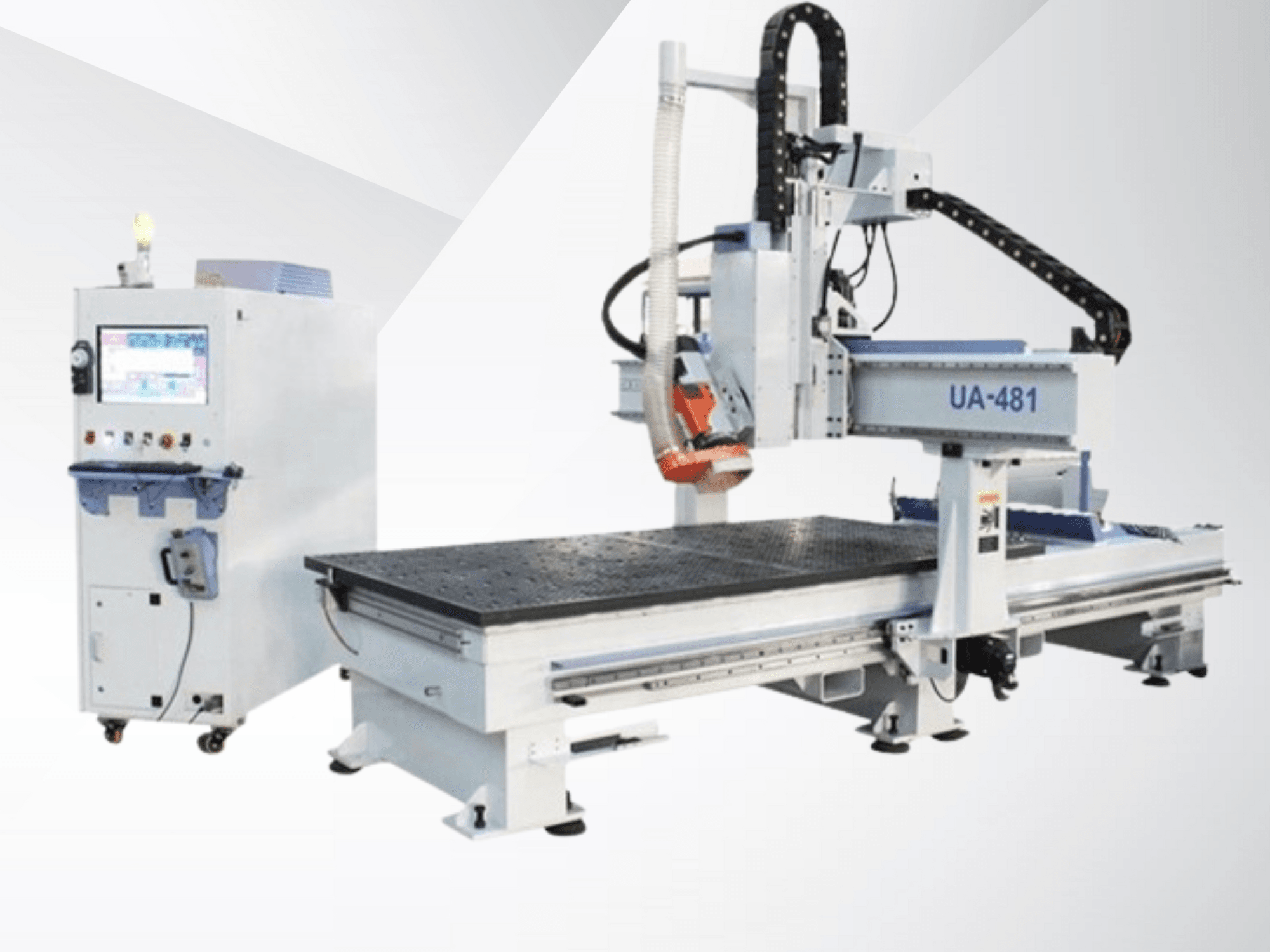 UA-481 CNC makinesi ve kontrol paneli, yandan görünüm, büyük bir çalışma tezgahını ve hassas kesme kafasını vurgular.
