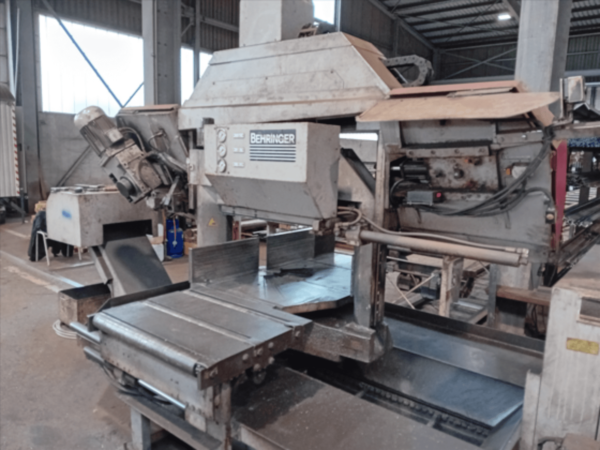 Behringer şerit testere, önden görünüm, büyük bir bıçağa, motora ve ayarlanabilir tablaya sahiptir, bir atölyede metal kesmek için idealdir.