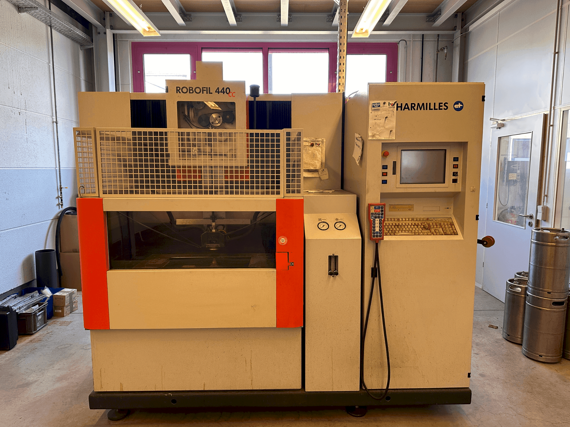 Makine CHARMILLES Robofil 440 CC - Önden görünüm