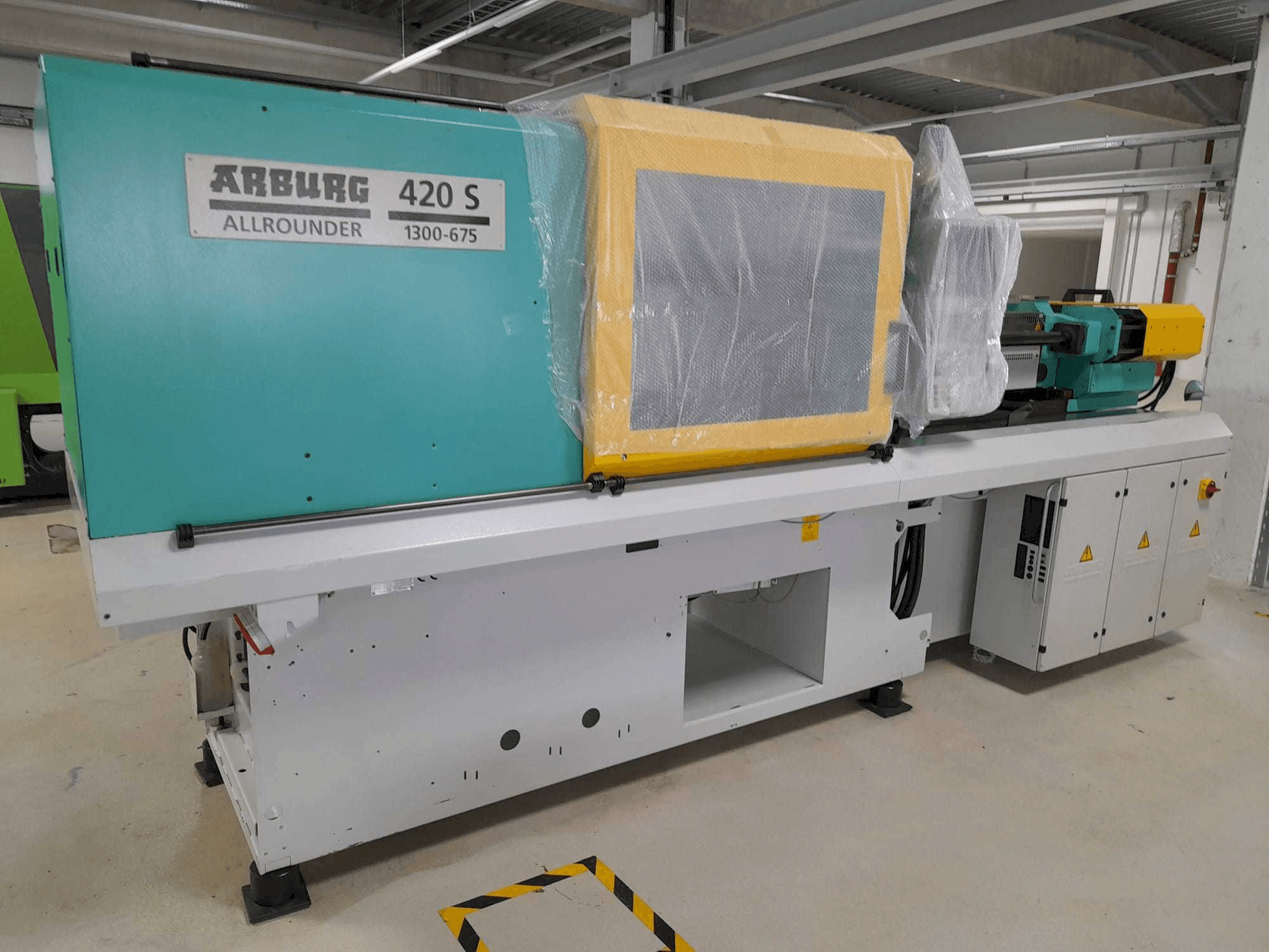 Makine Arburg Allrounder 420S 1300-675 - Önden görünüm
